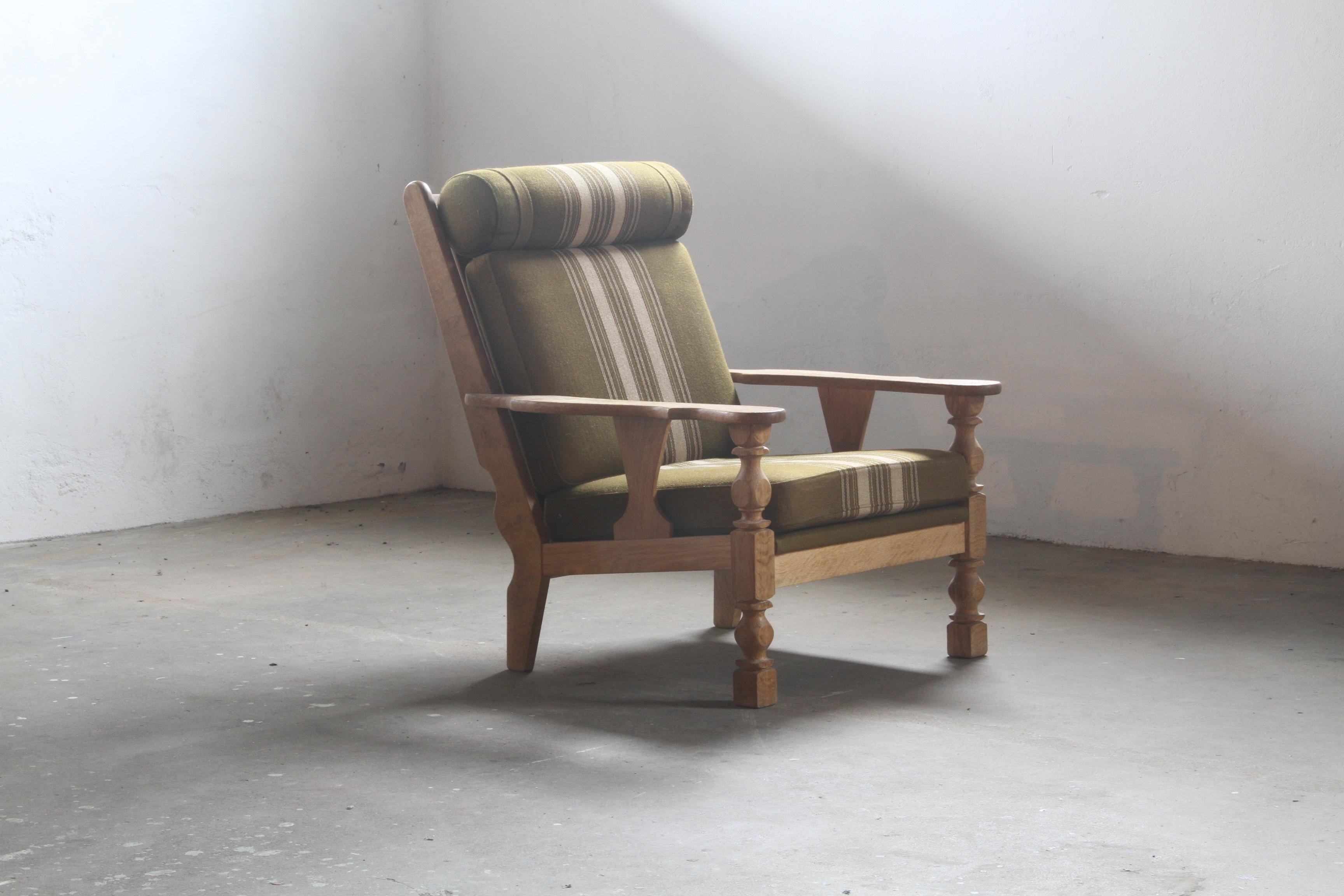 Cette superbe chaise longue danoise du milieu du siècle, fabriquée dans le style de HENRY Kjærnulf, illustre l'attrait intemporel du design scandinave. Fabriquée en chêne massif et dotée de son revêtement en laine Savak d'origine, cette pièce a été