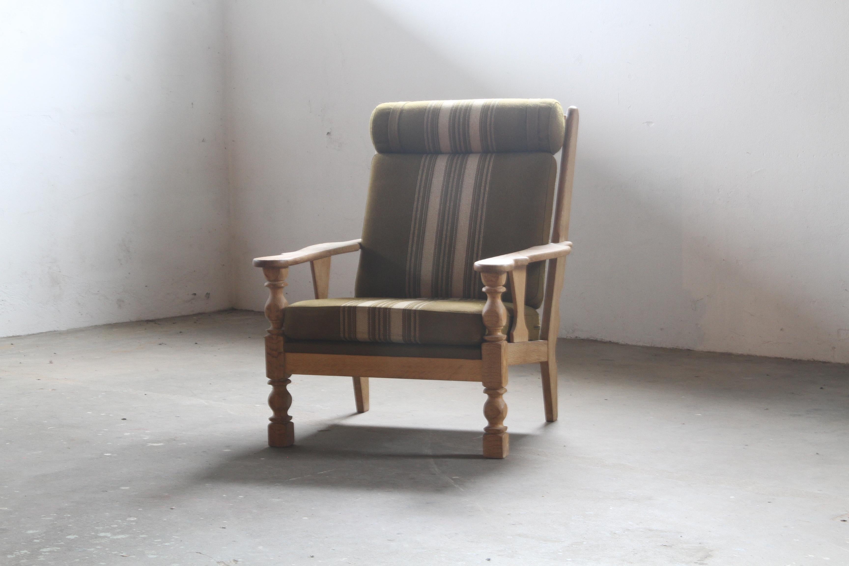 Tissu Chaise longue en Oak attribuée à Henning Kjærnulf en vente