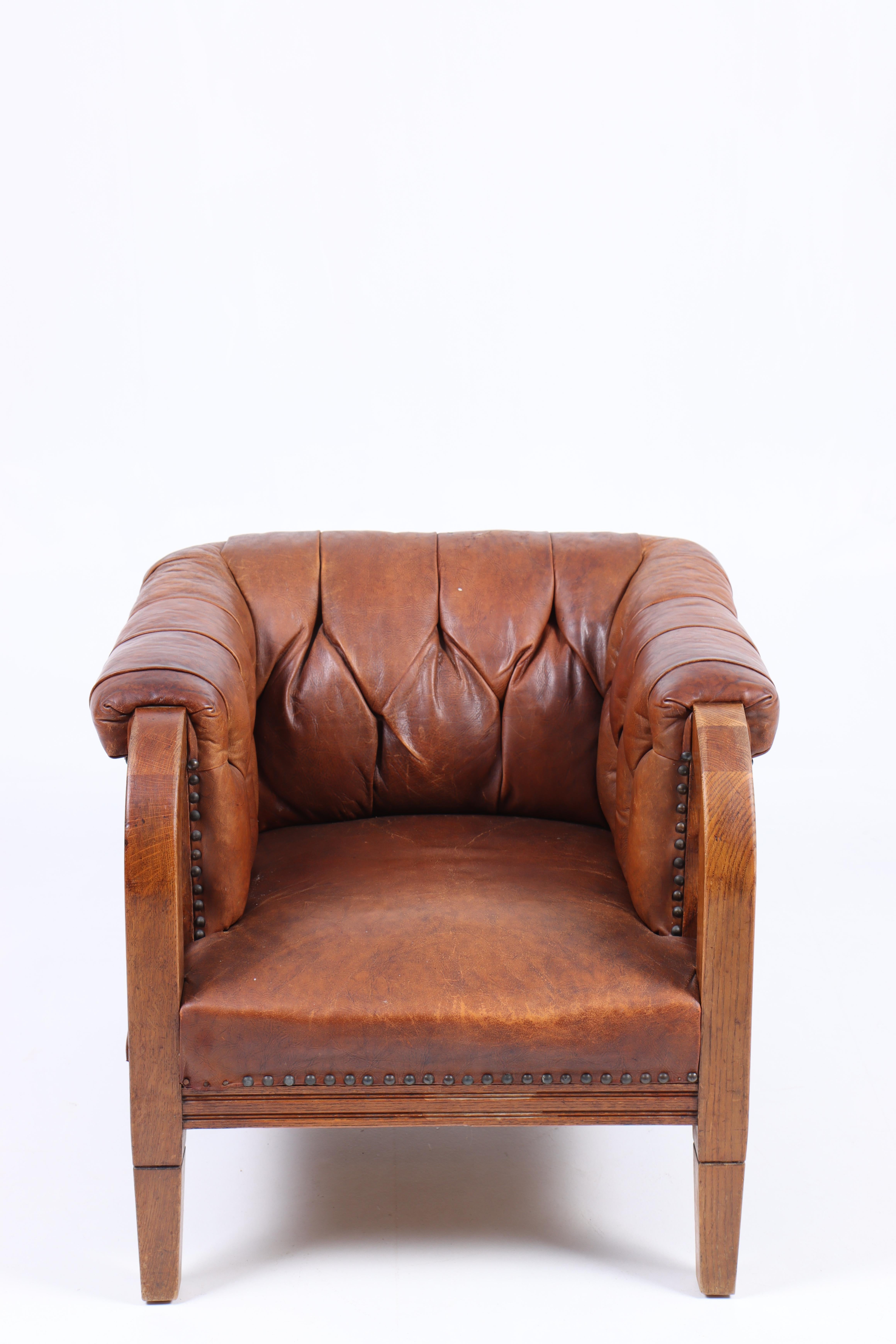 Chaise longue en cuir conçue et fabriquée au Danemark. Excellent état.