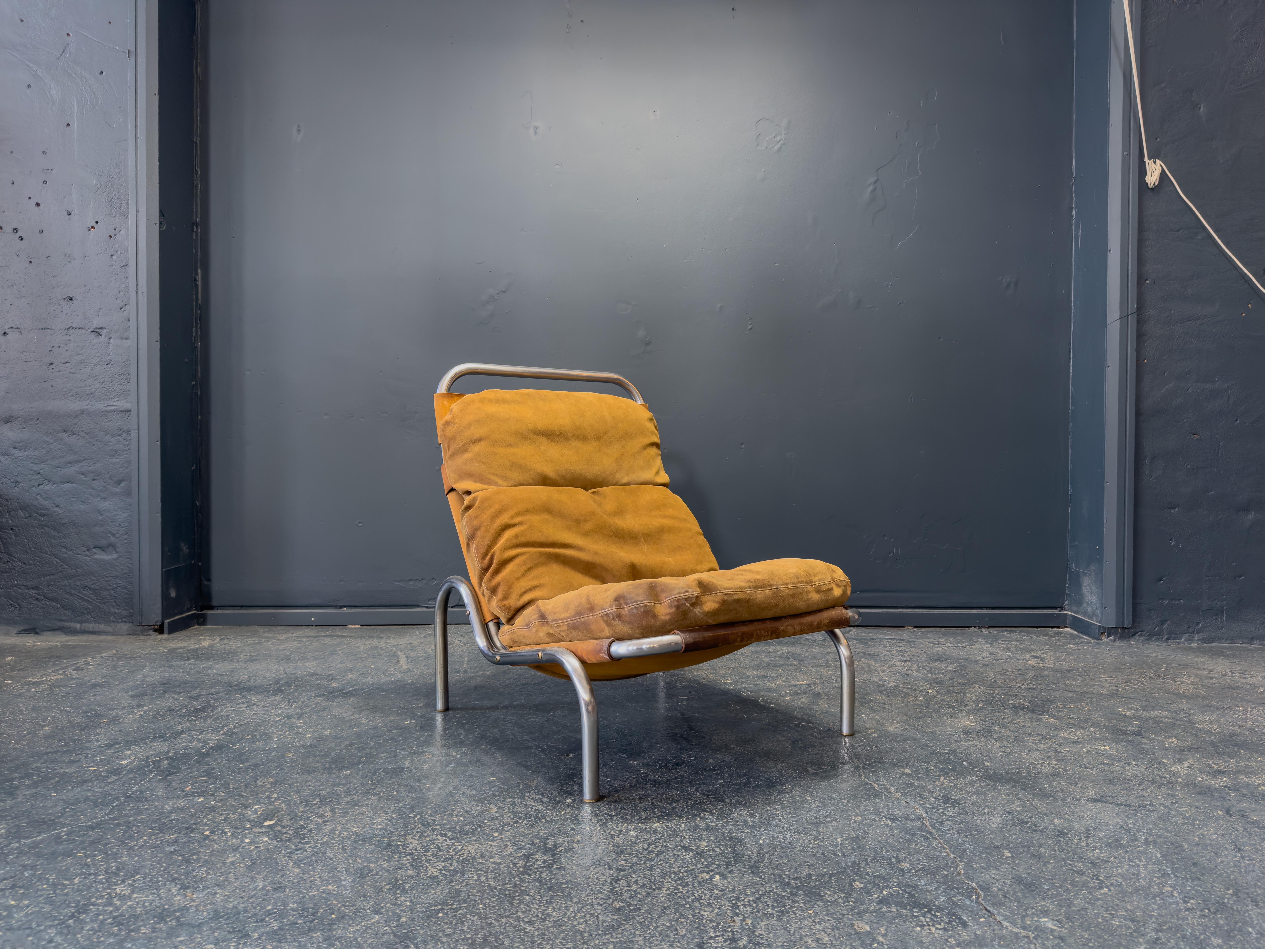 Conçue par Erik Ole Jørgensen, cette chaise longue est un exemple audacieux du design danois de la fin du XXe siècle, où confort et structure minimaliste convergent en parfaite harmonie. Dotée d'un cadre tubulaire en acier brossé légèrement arqué,