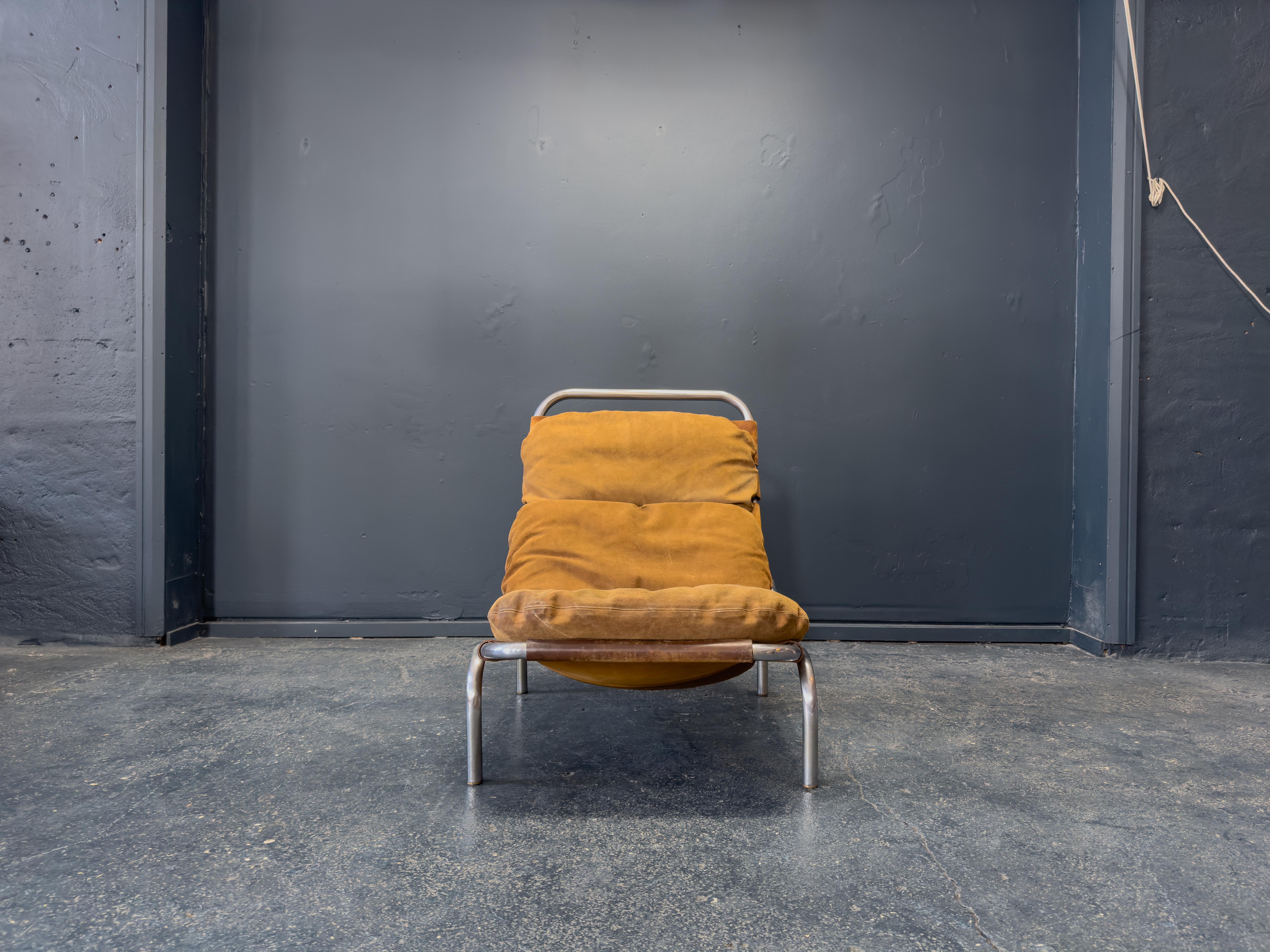 Mid-Century Modern Chaise longue en daim patiné et acier par Erik Ole Jørgensen en vente
