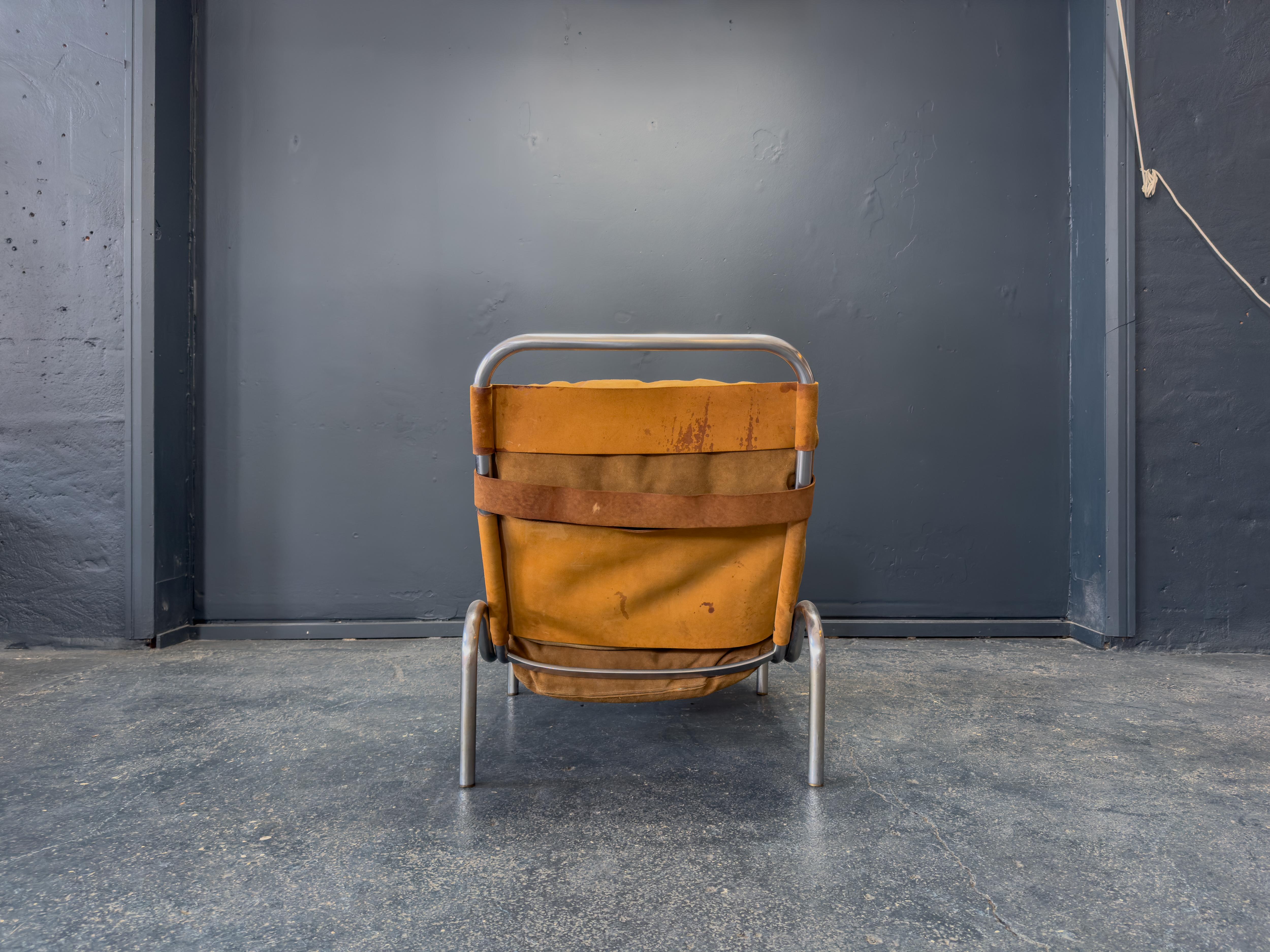 Chaise longue en daim patiné et acier par Erik Ole Jørgensen État moyen - En vente à London, GB