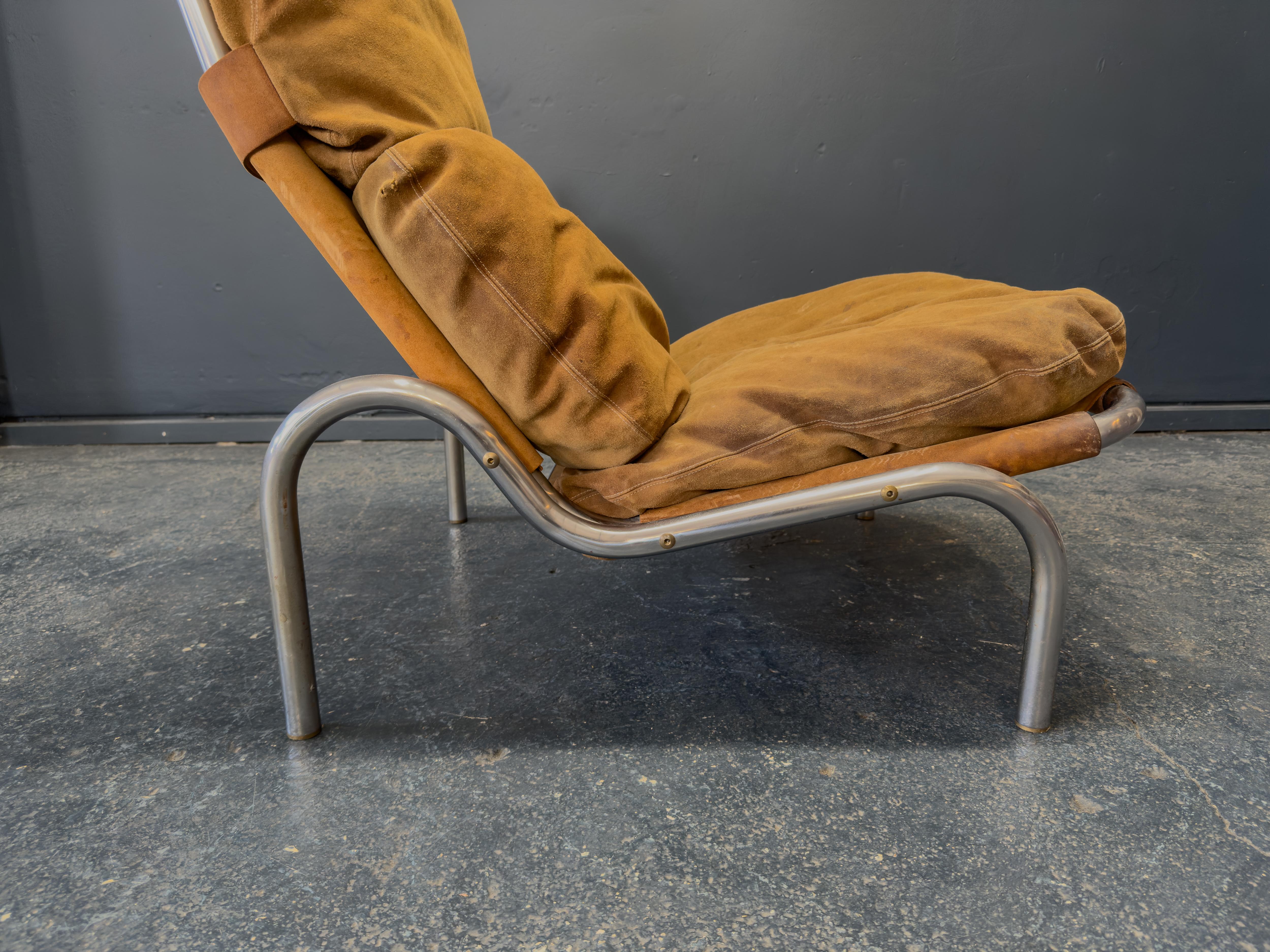 20ième siècle Chaise longue en daim patiné et acier par Erik Ole Jørgensen en vente