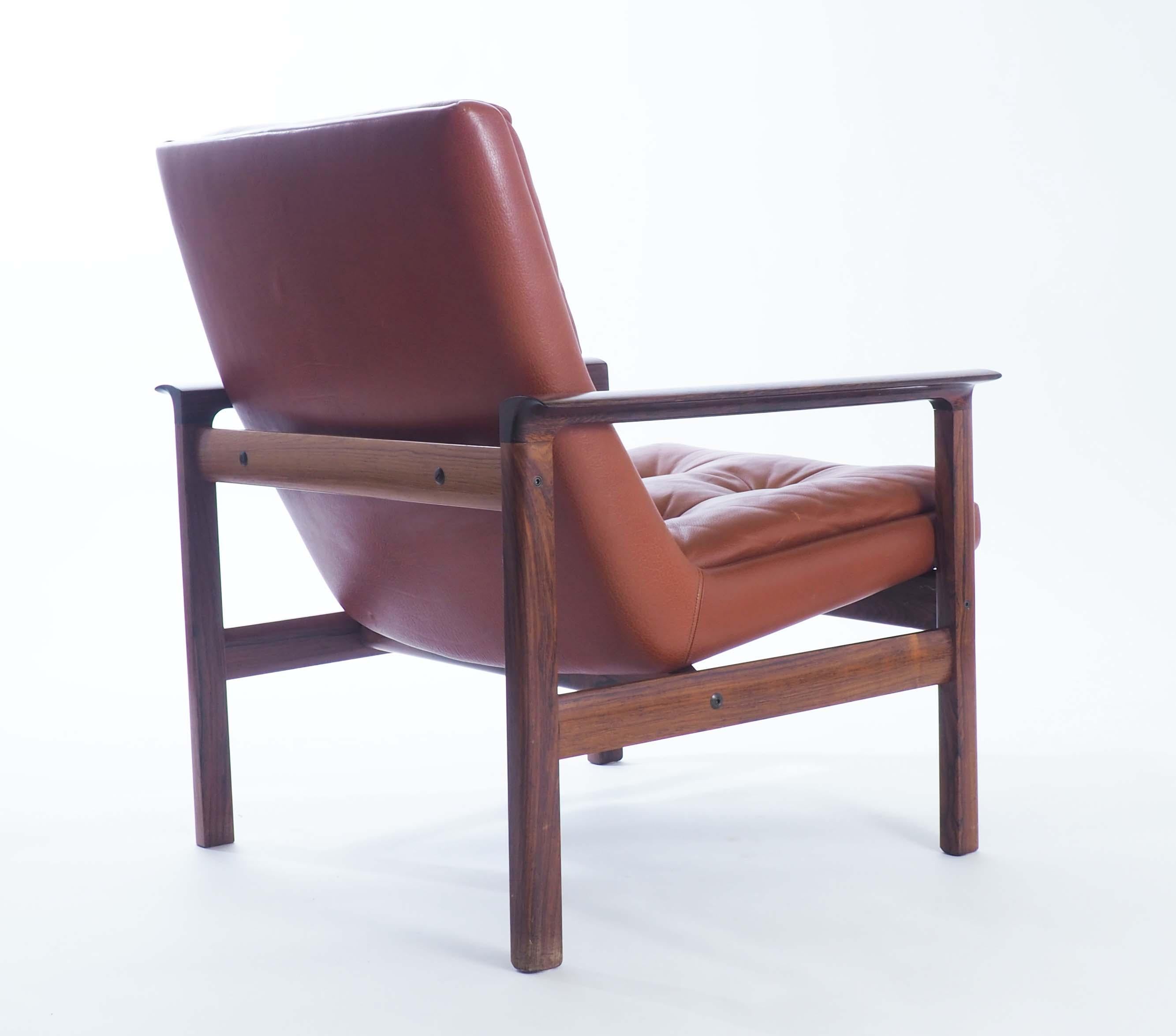 Lounge chair in leather and rosewood by the Norwegian designer Fredrik Kayser. Designed 1965 for Vatne Møbler, Norway.