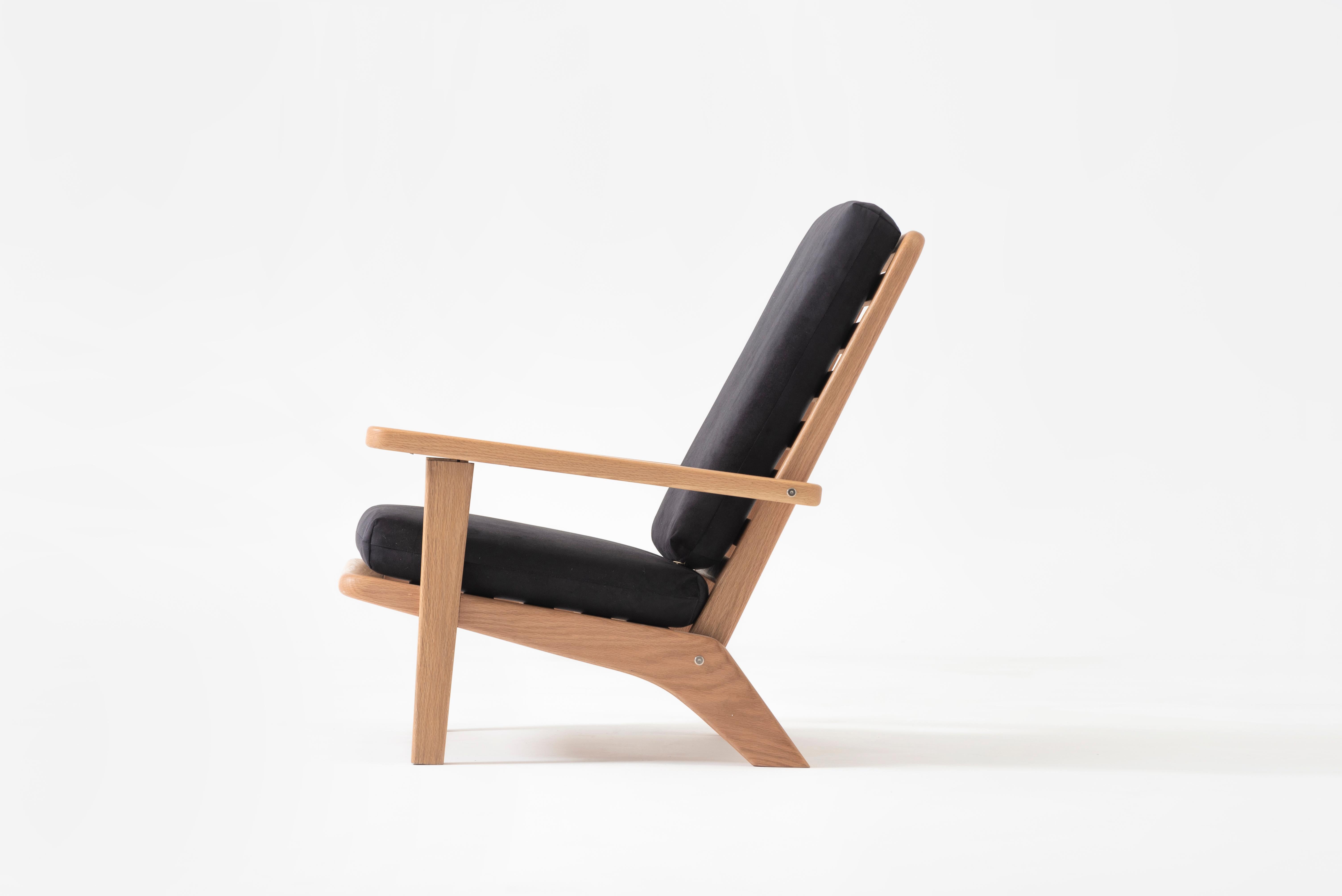 Mexican Lounge Chair in Solid Oak Wood with Black Textile Cushion and Reclining Backrest For Sale