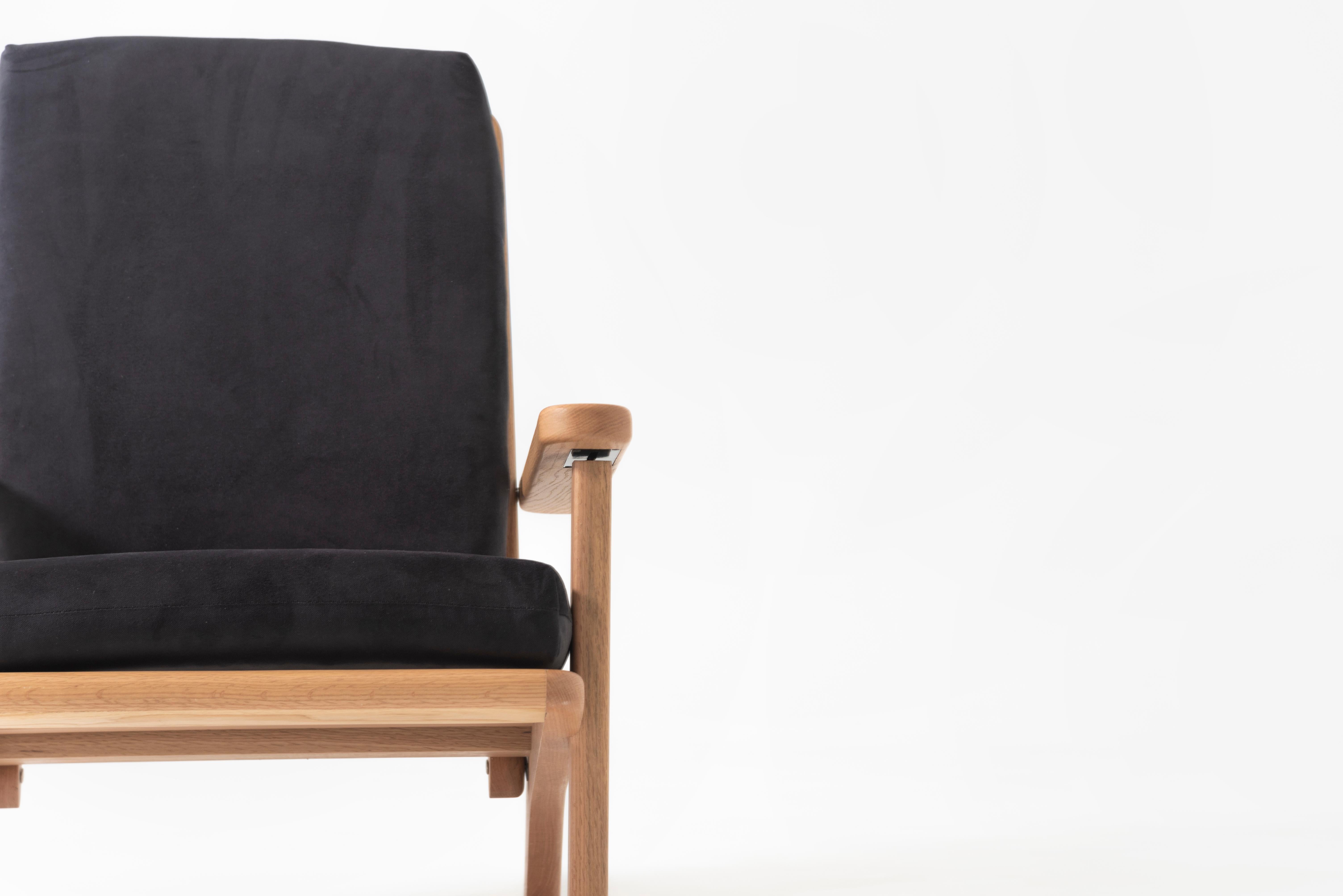 Fait main Chaise longue en Oak Wood massif avec coussin en textile noir et dossier inclinable en vente
