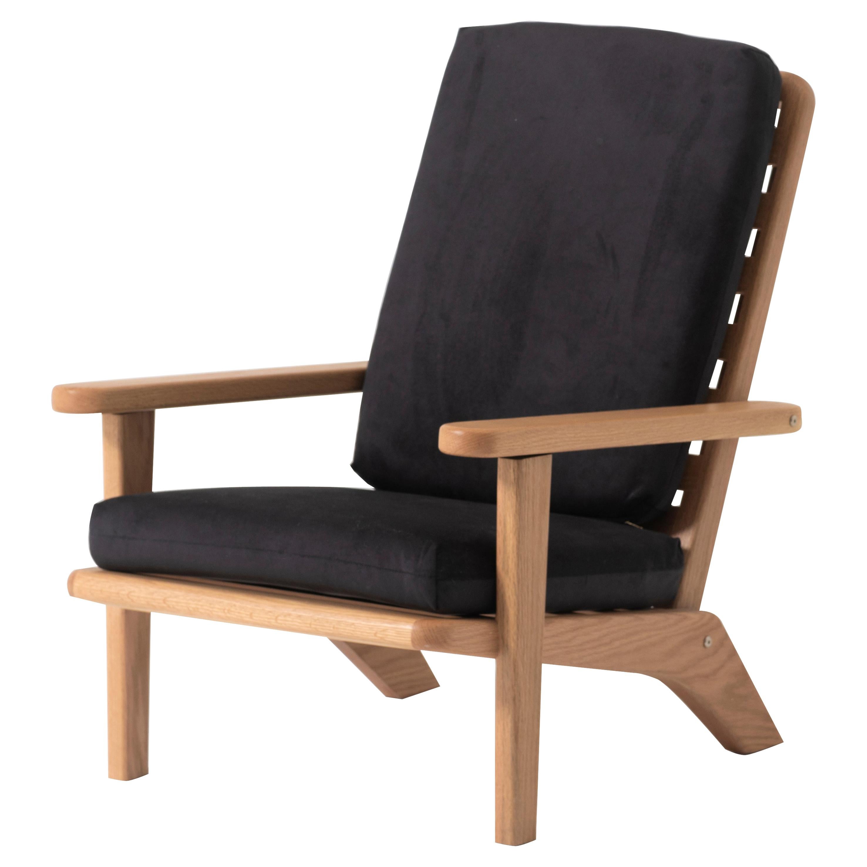 Loungesessel aus massivem Eichenholzholz mit schwarzem Textilkissen und liegender Rückenlehne