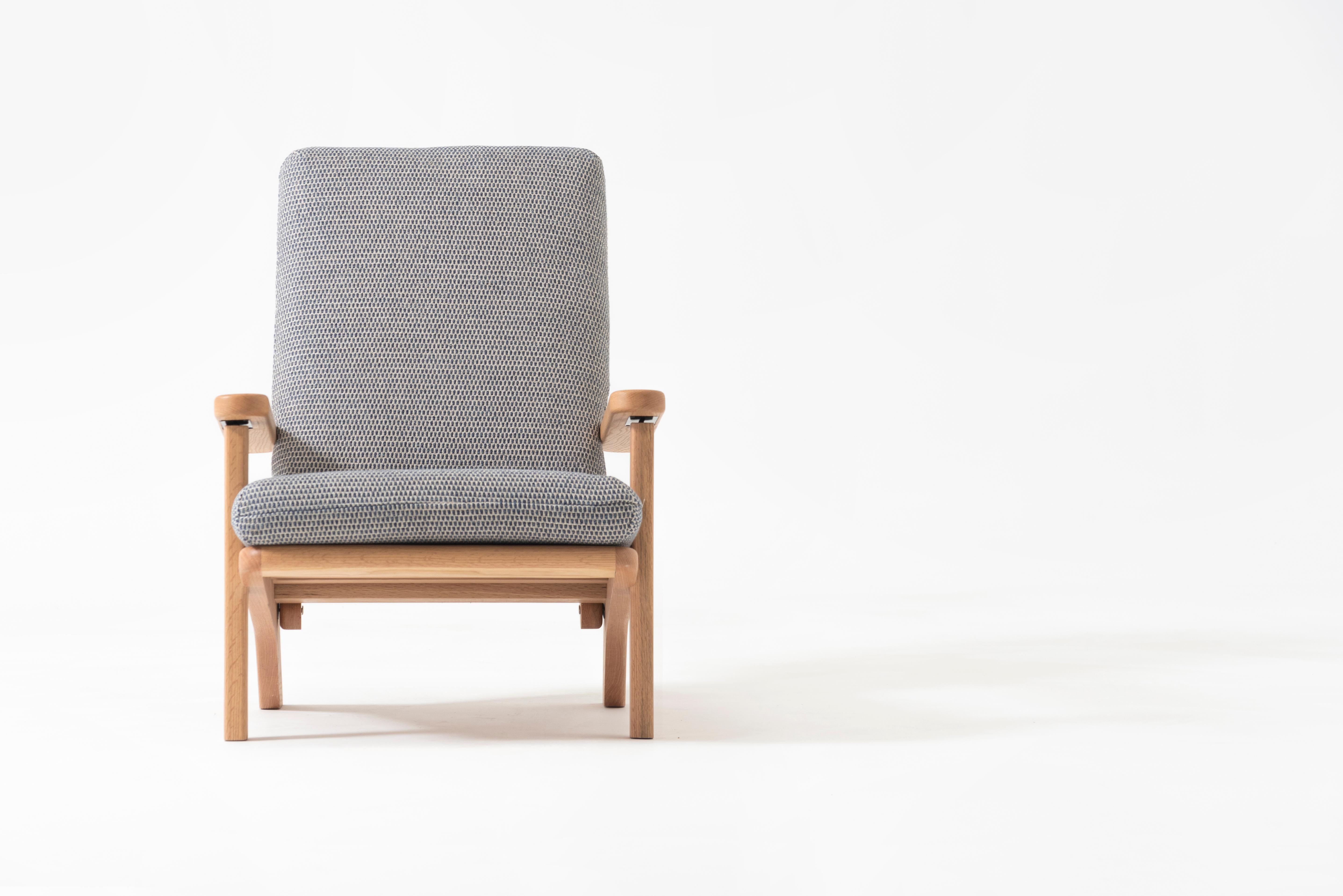 La chaise Siesta est une chaise spacieuse, robuste et basse, parfaite pour se prélasser, sculptée en bois massif.

Son dossier peut être incliné manuellement sur trois niveaux différents pour un plus grand confort. 

Et le siège est recouvert de