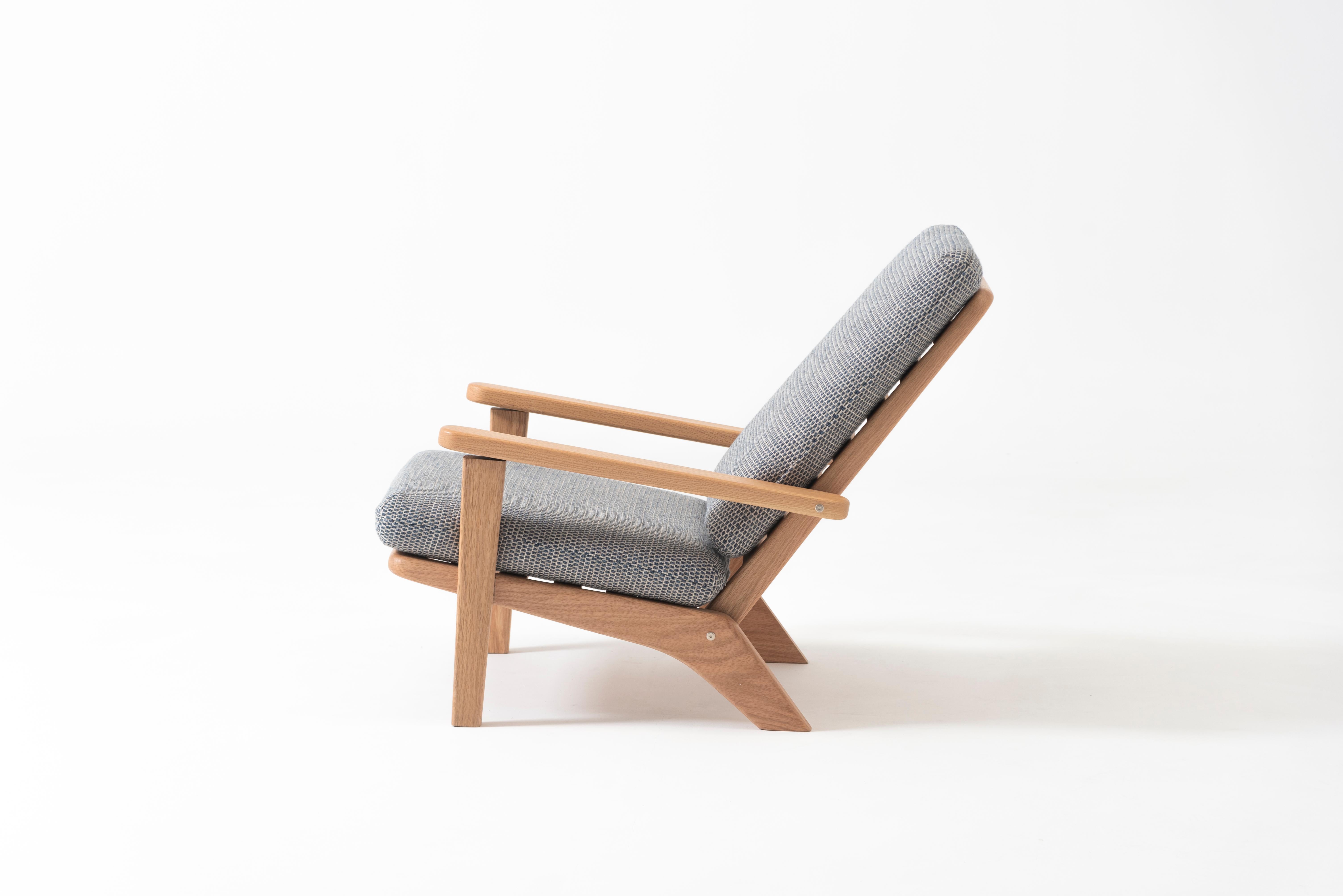 Fait main Chaise longue en bois de chêne massif avec coussin en textile gris et dossier inclinable en vente