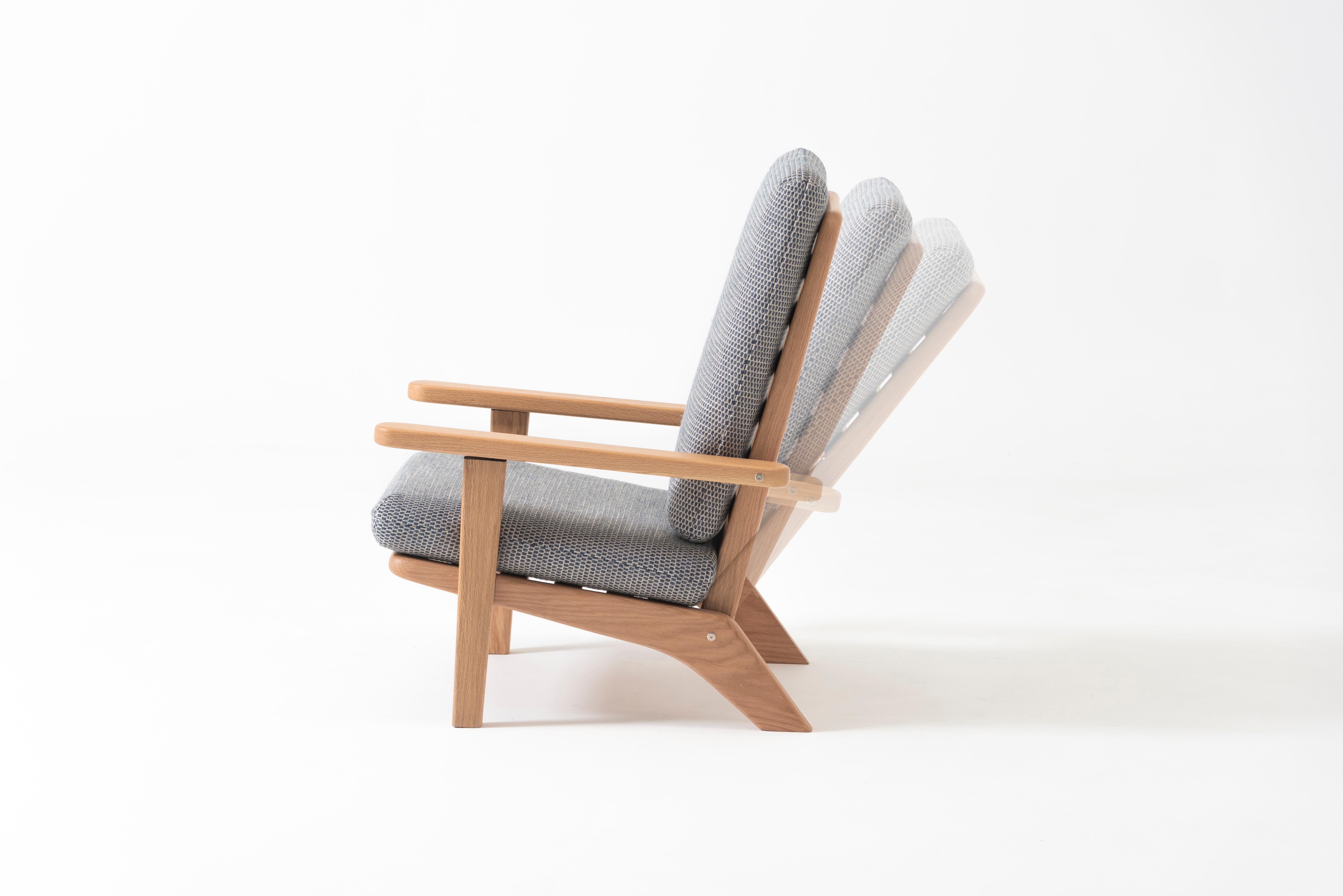 Scandinavian Modern Lounge Chair in Solid Oak Wood with Gray Textile Cushion and Reclining Backrest For Sale