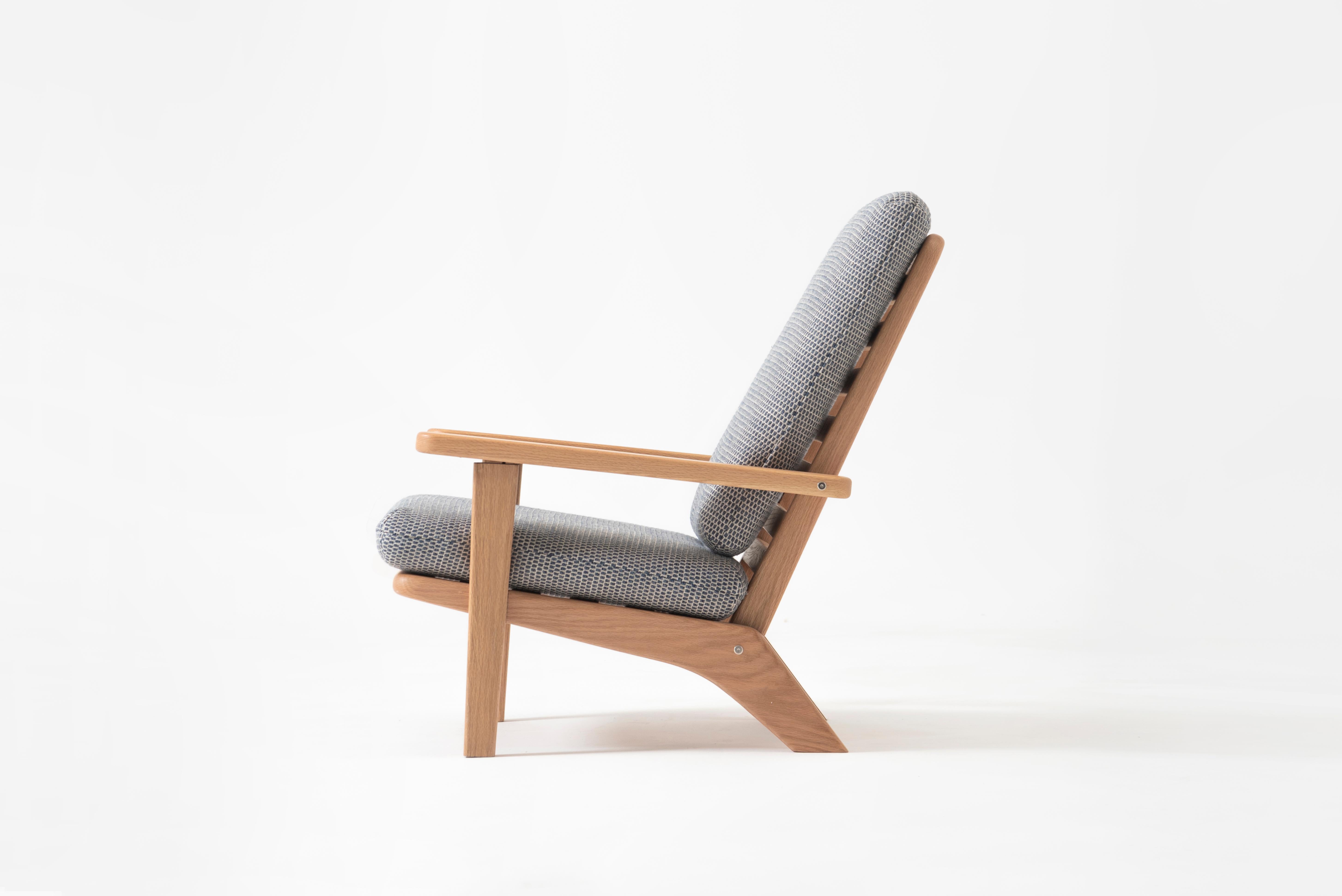 Mexican Lounge Chair in Solid Oak Wood with Gray Textile Cushion and Reclining Backrest For Sale