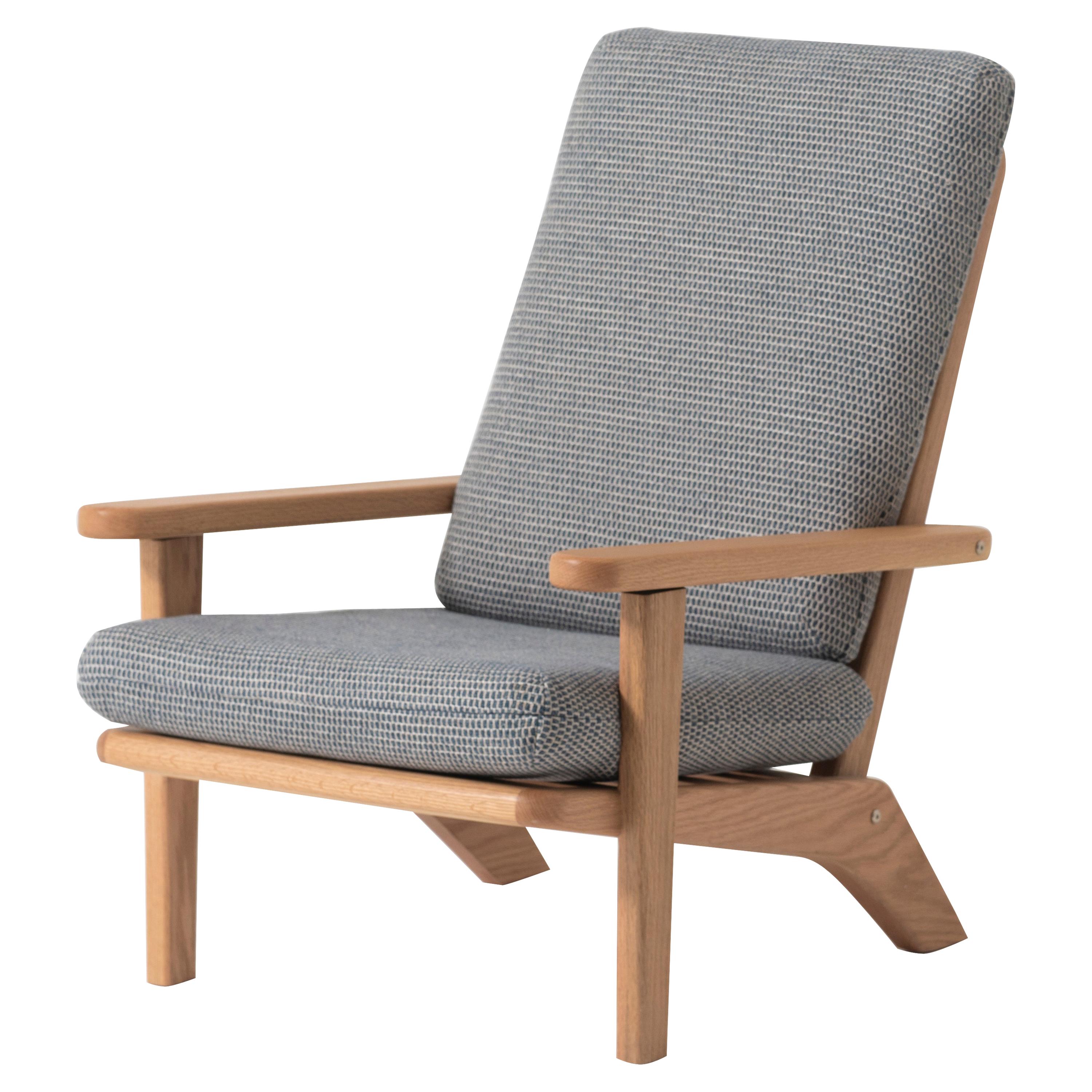 Silla Lounge de madera maciza de roble con cojín textil gris y respaldo reclinable