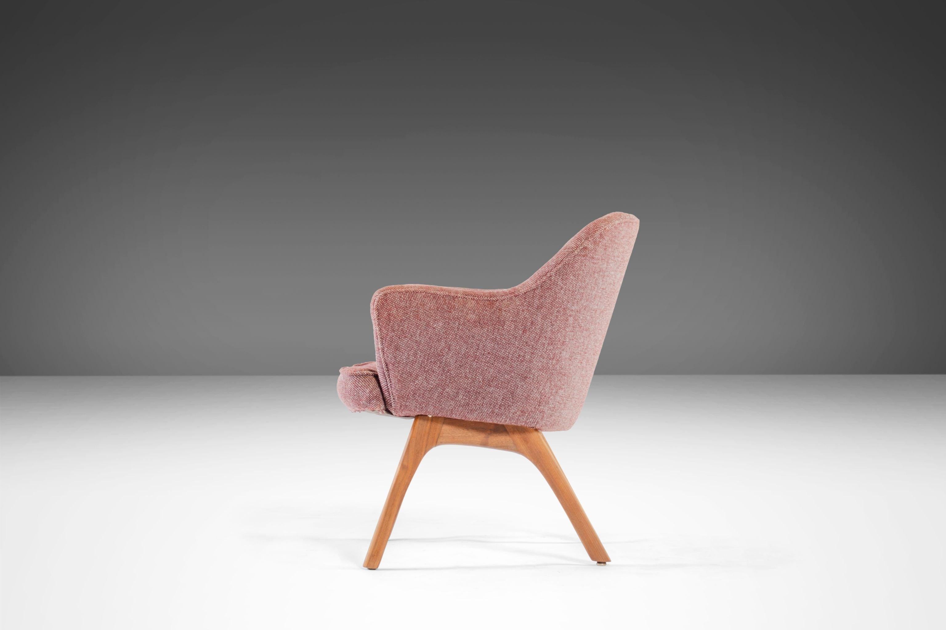 Dieser zierliche und unauffällige Stuhl ist perfekt für kleine bis mittelgroße Räume. Dieser ebenso bequeme wie ästhetisch ansprechende Stuhl ist perfekt für Designer und Sammler von Pearsall. Mit seinem außergewöhnlichen Sockel aus massivem