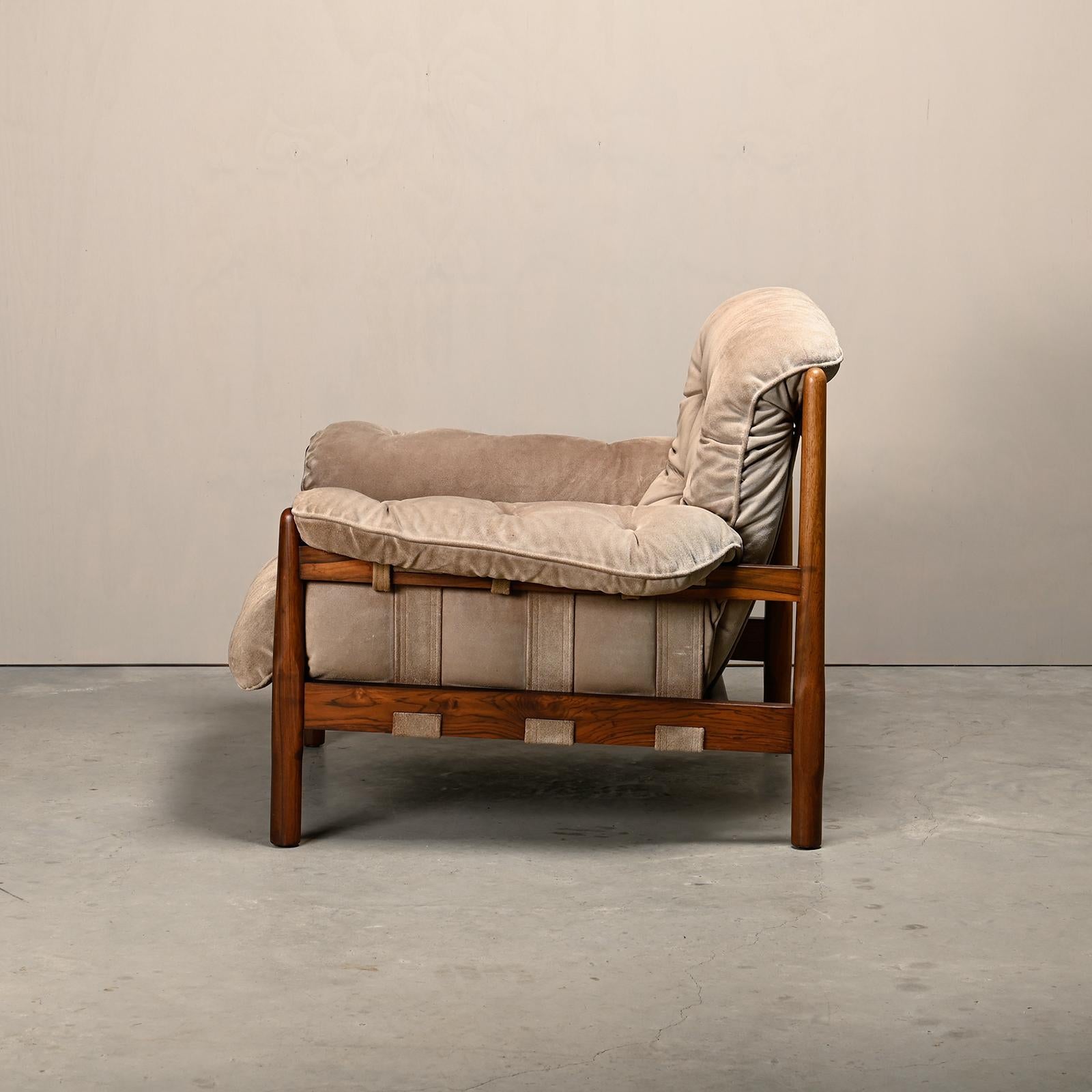 Loungesessel in der Art von Percival Lafer und Jean Gillon, Palisander und Wildleder (Moderne der Mitte des Jahrhunderts) im Angebot