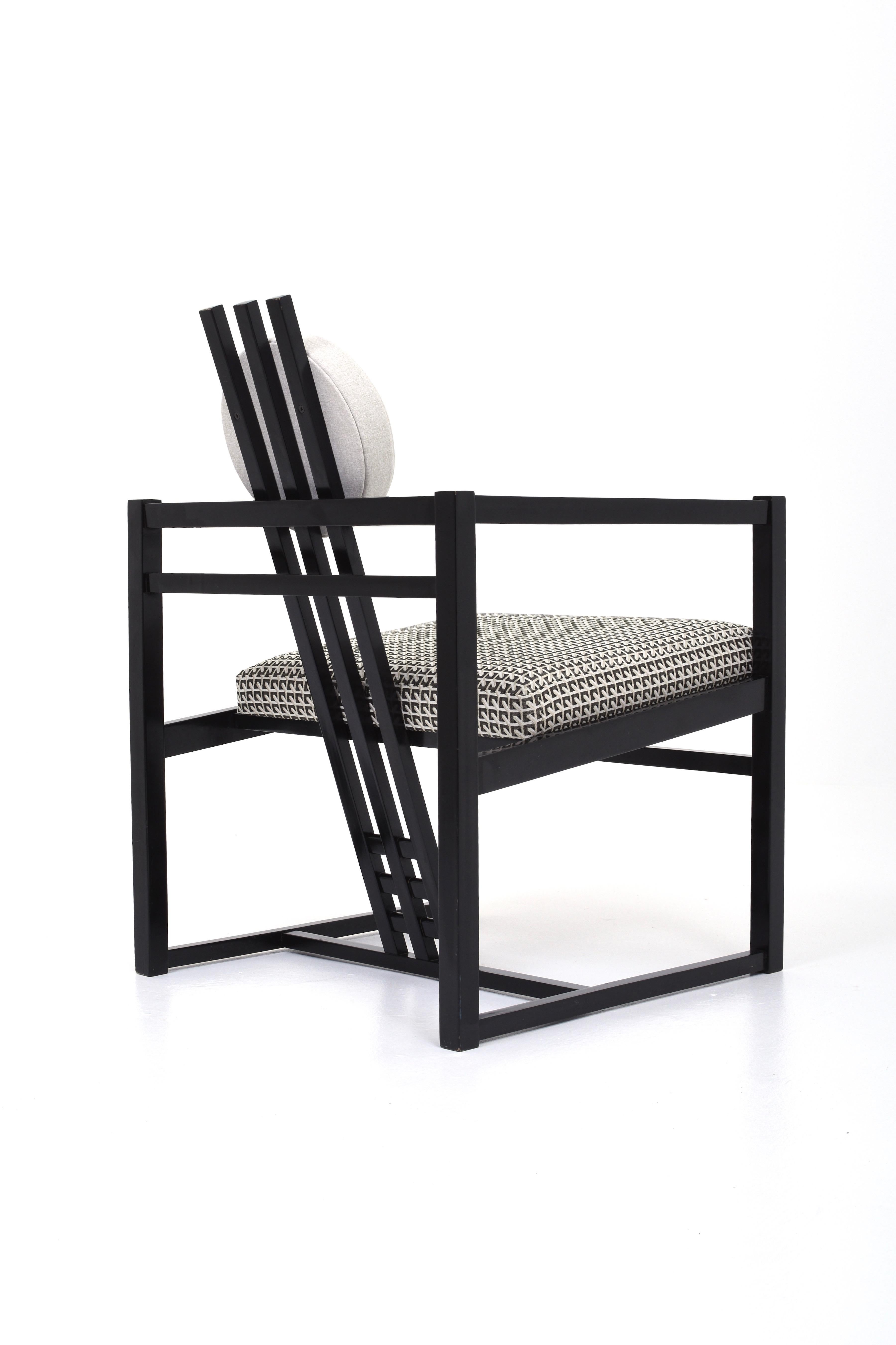 This lounge chair is like a work of art. A real statement piece!
We have not been able to identify the armchair, but it is very much in the style of Gerrit Rietveld and Charles Rennie Mackintosh.

The armchair has new padding and new fabric. The