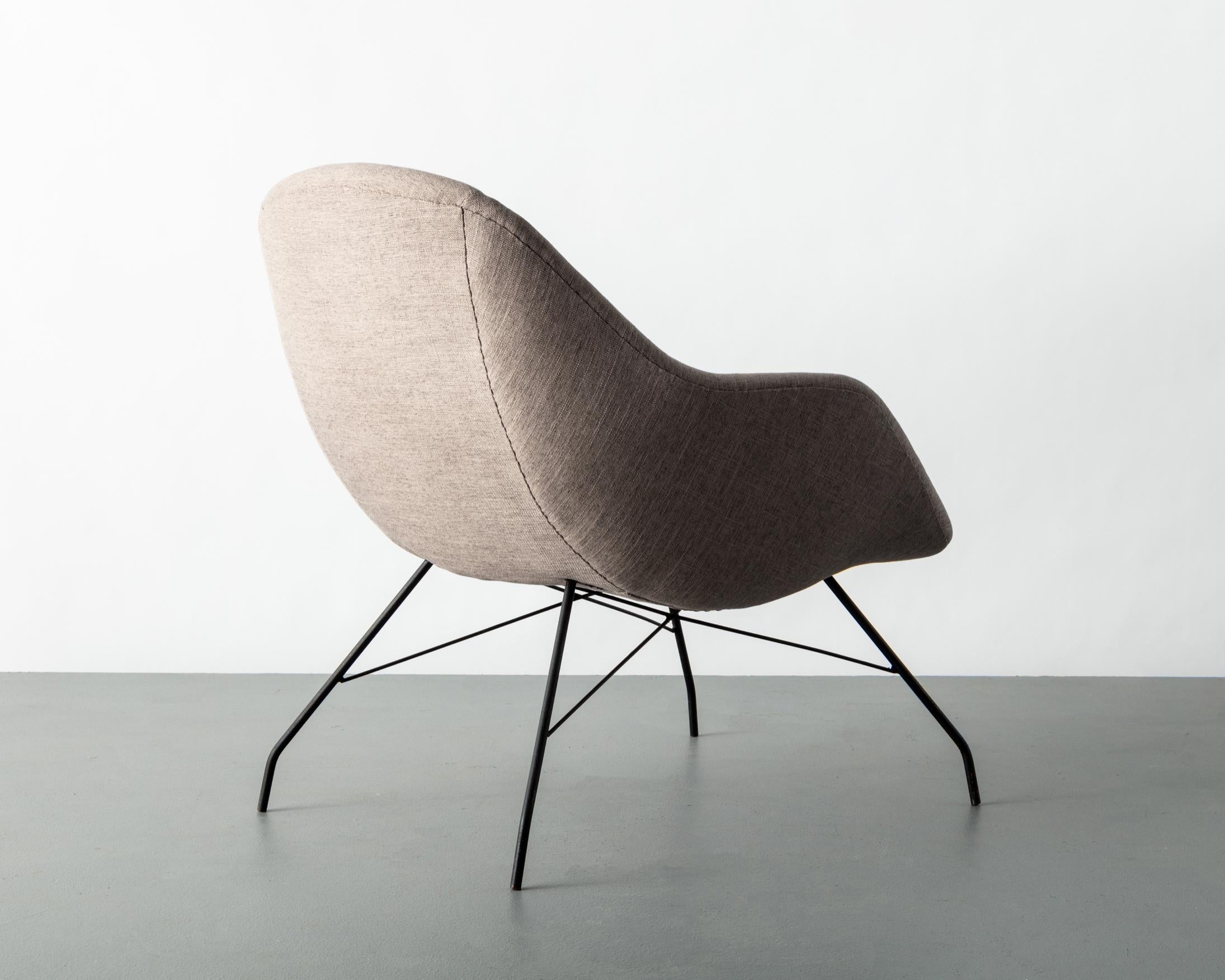 Lounge chair in upholstery with metal frame. Designed by Carlo Hauner for Forma, Brazil, 1960s.