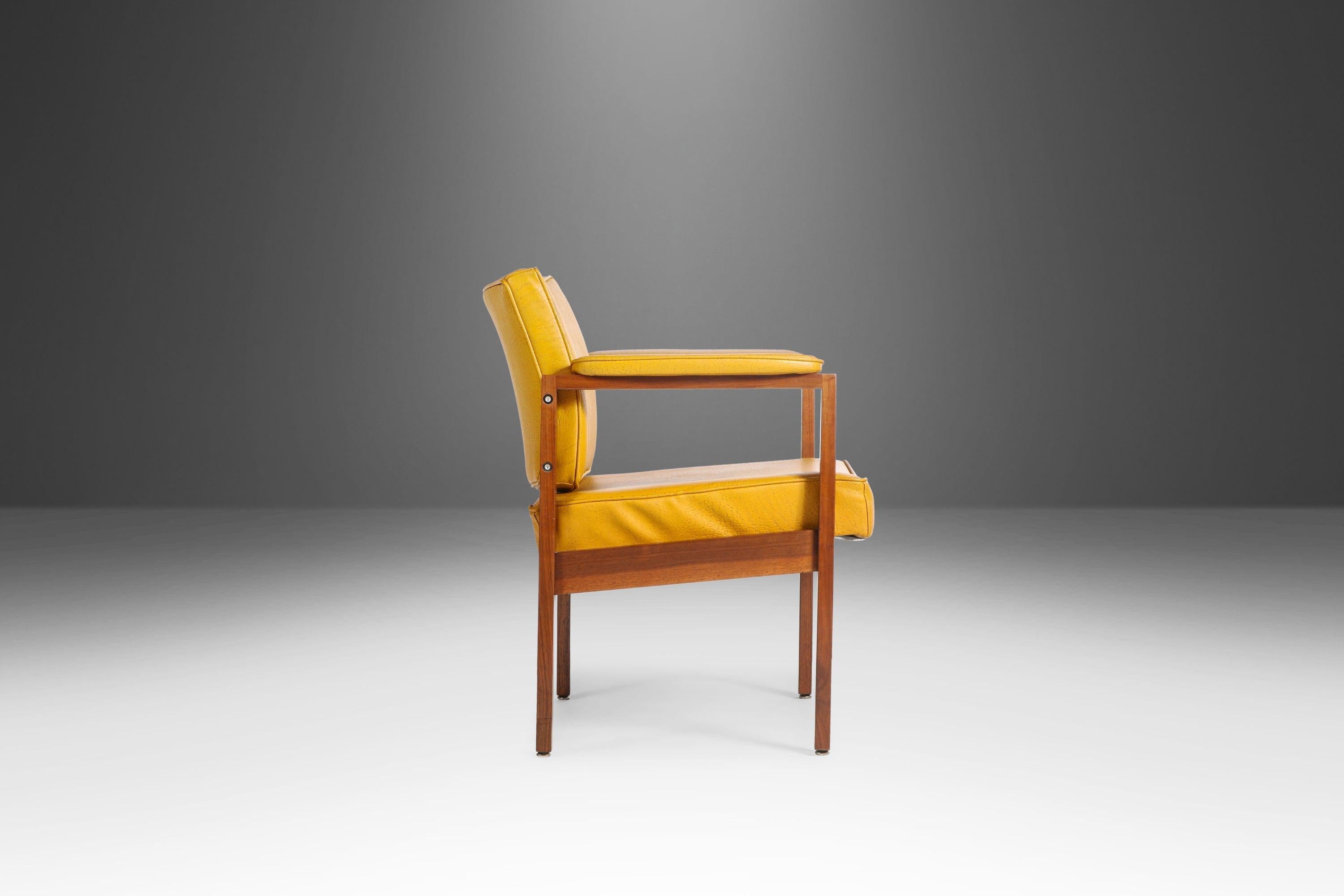 American Lounge Chair in Walnut and Original Fabric in Manner of Jens Risom, USA, 1960s For Sale
