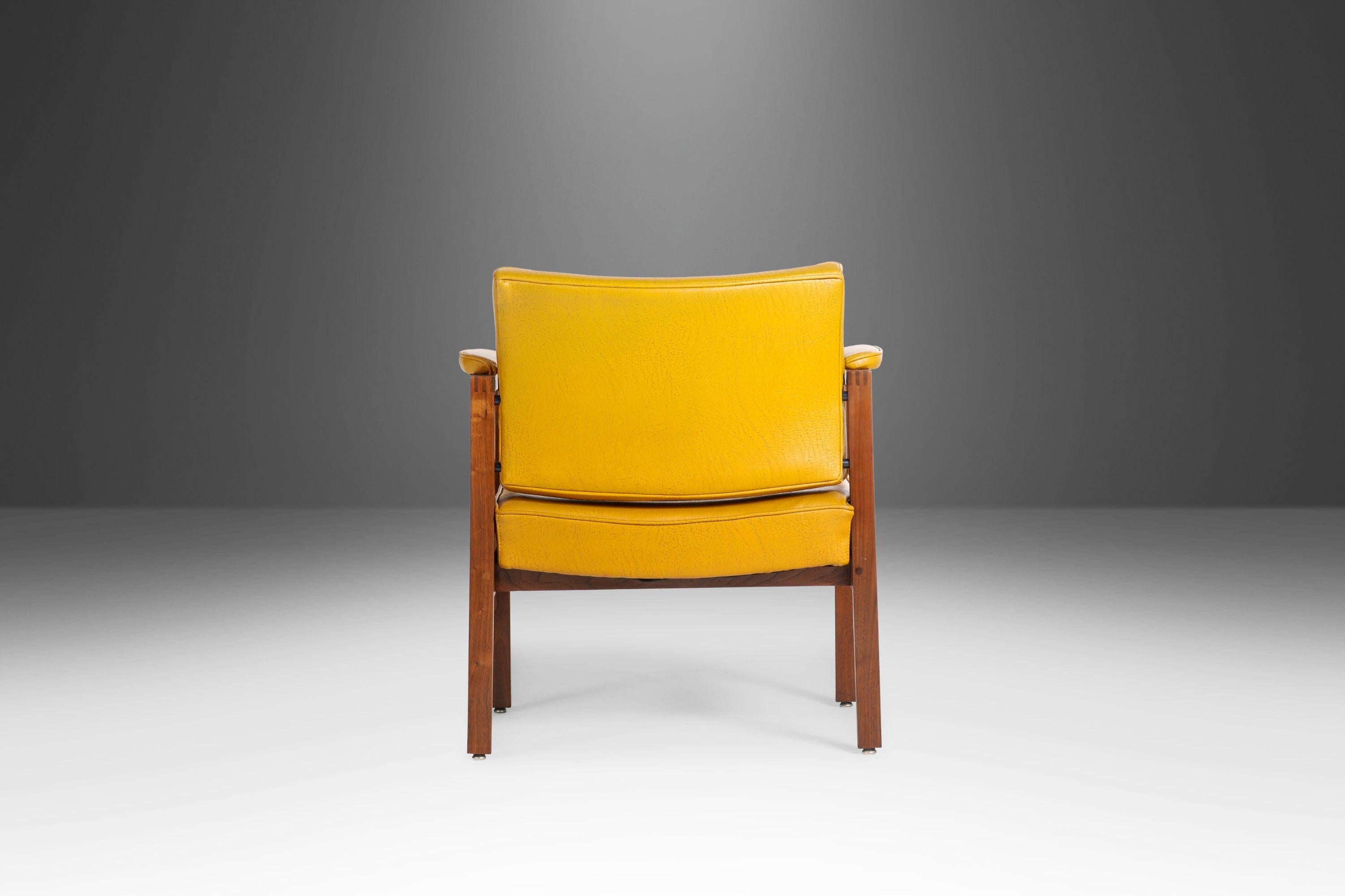 American Lounge Chair in Walnut and Original Fabric in Manner of Jens Risom, USA, 1960s For Sale