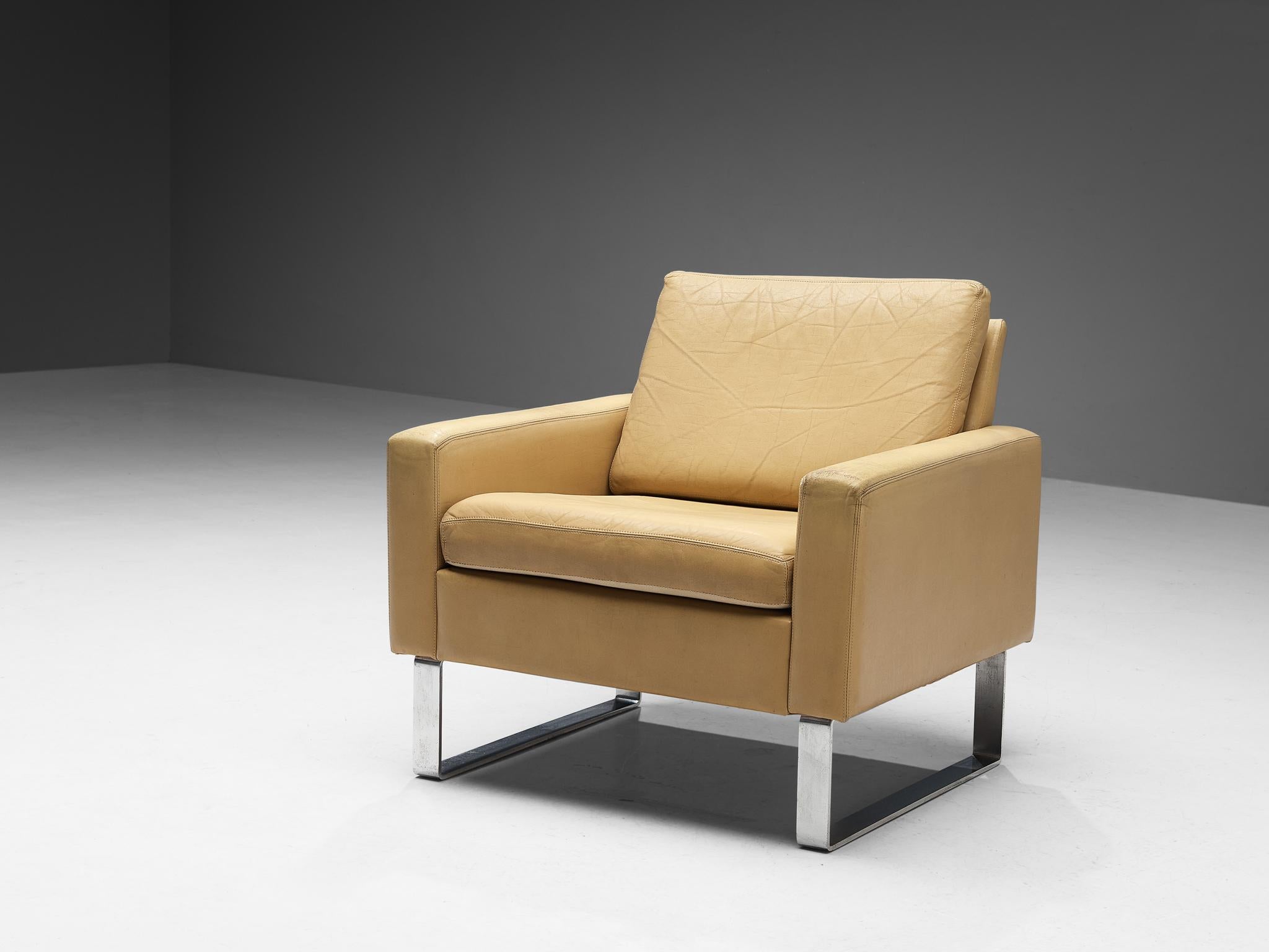 Loungesessel, Leder, Metall, Europa, 1980er Jahre

Moderner und schöner Sessel. Dieser Stuhl ist auf bescheidene Art und Weise hergestellt und ist gleichzeitig knackig und warm. Der Metallrahmen hält einen hellgelben Lederkörper. Dank der