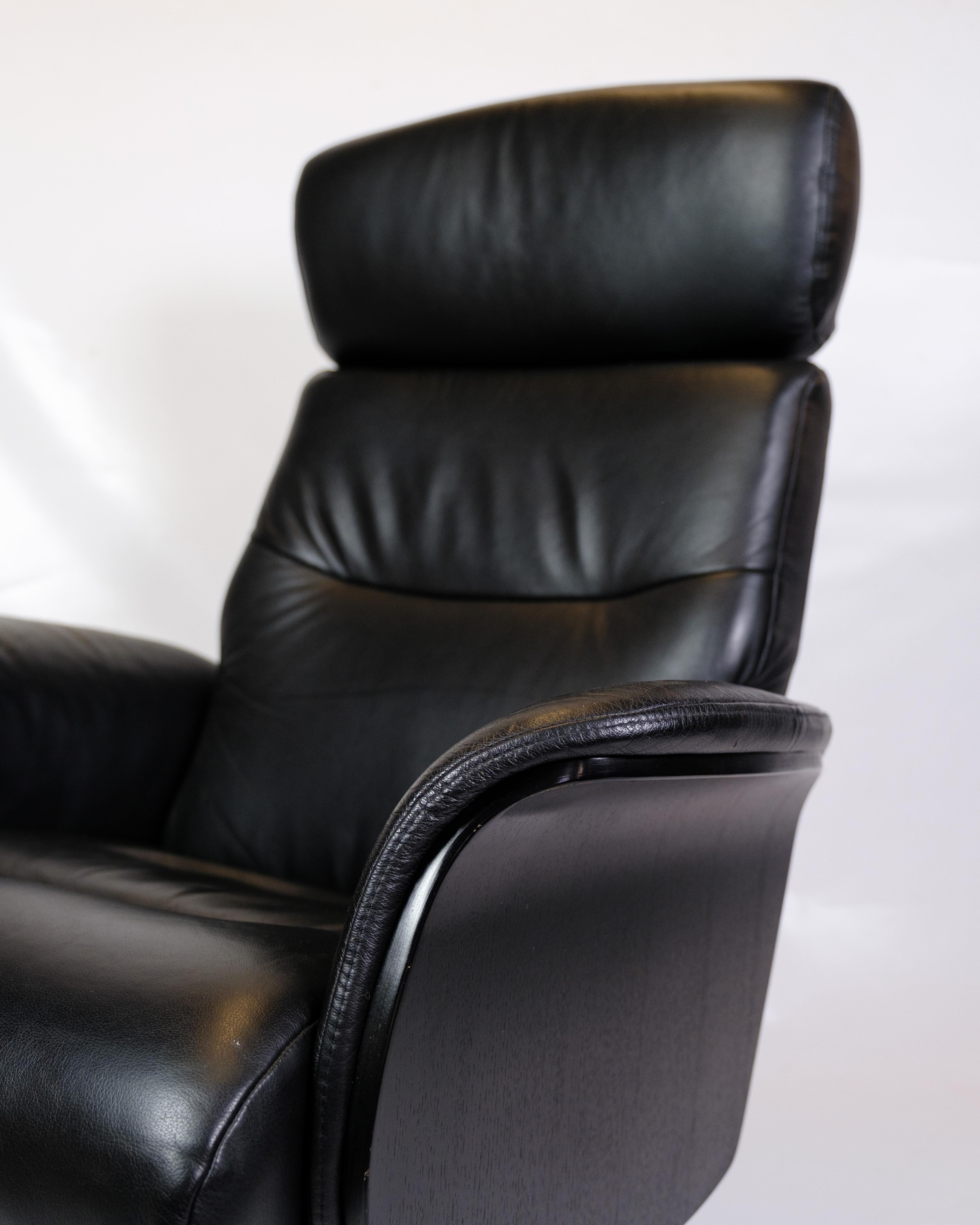 Lounge chair upholstered in black leather with aluminum swivel base from the 1970s.

This lounge chair from the 1970s is both practical and comfortable. The black leather cover is durable and easy to maintain, while the aluminum swivel base provides