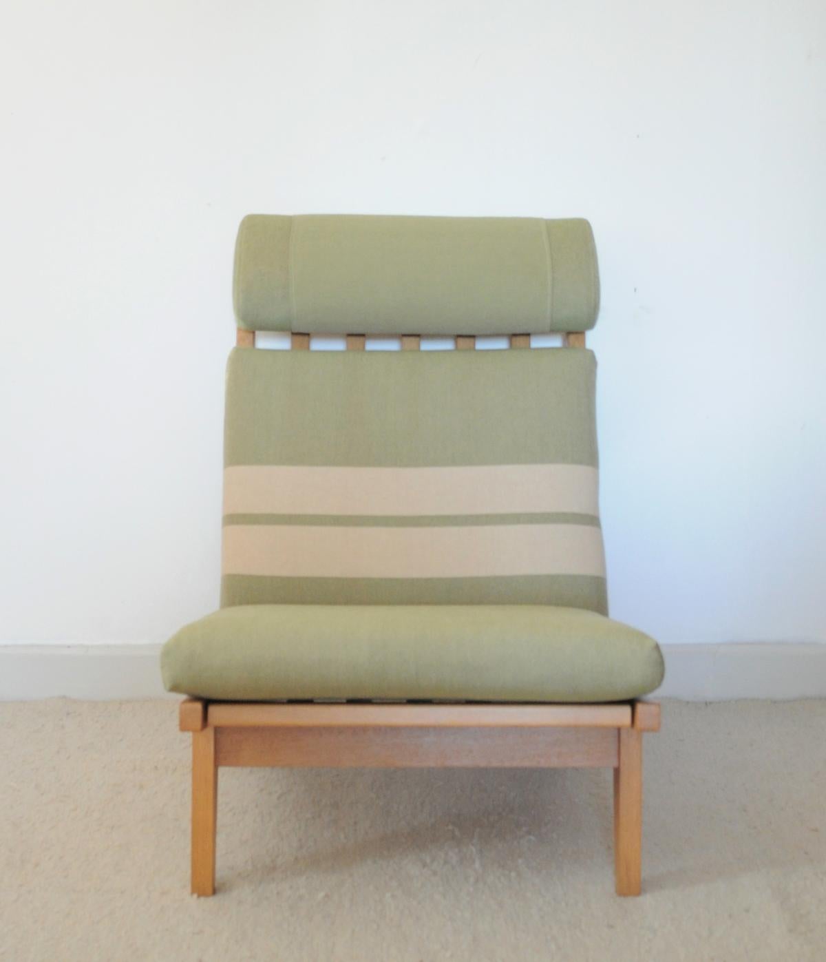 Lounge Chair Made of Oak Designed in 1969 by Hans J. Wegner, Produced by GETAMA In Good Condition In Vordingborg, DK