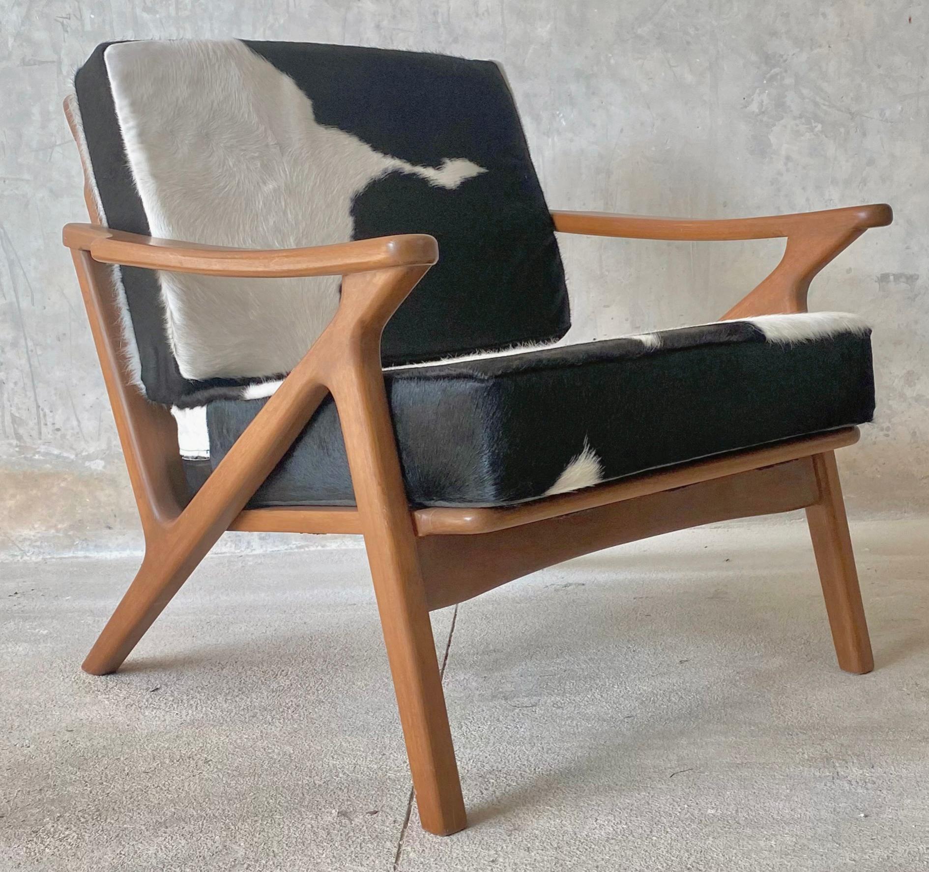 Piece of unknown author, following the lines of Danish furniture, with sober and elegant lines. Cowhide upholstery to increase its decadent luxury.