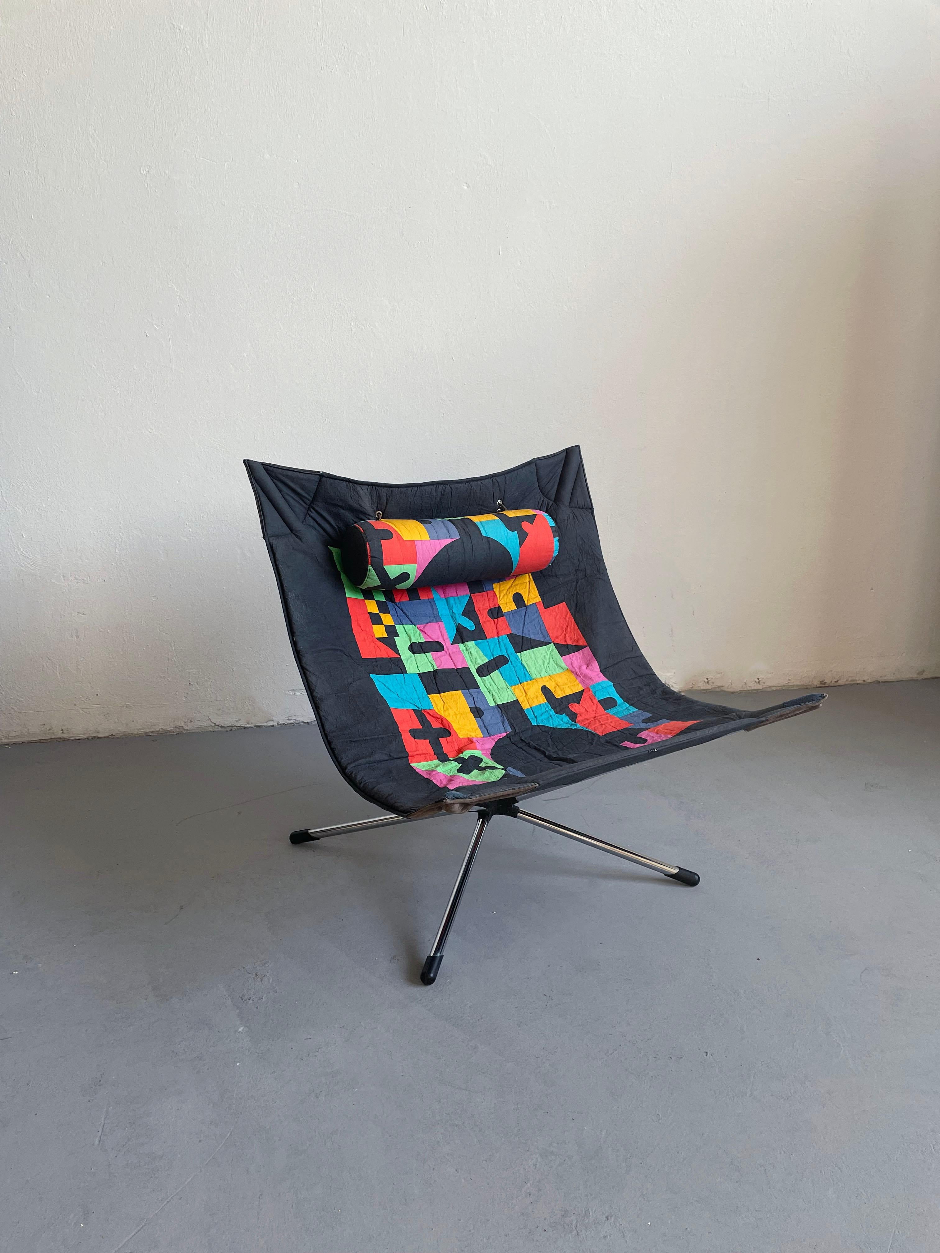 The folding lounge chair 