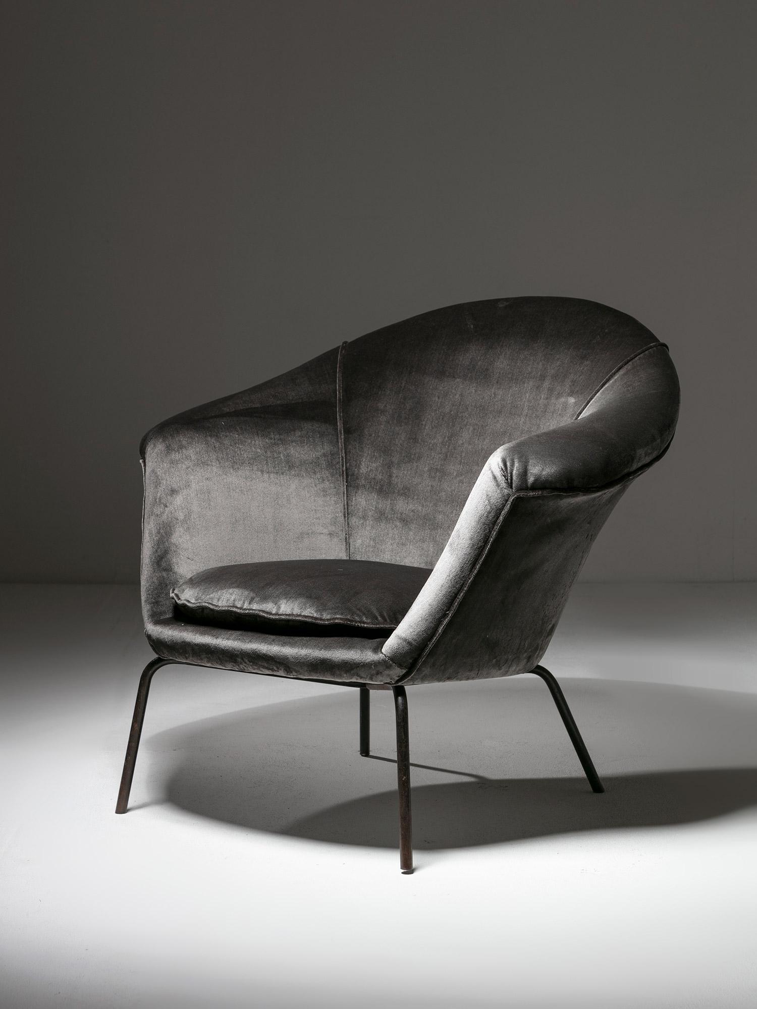 Lounge chair Model 1003 by Henry W. Klein for Cassina.
Cozy chair newly upholstered supported by black metal frame.
