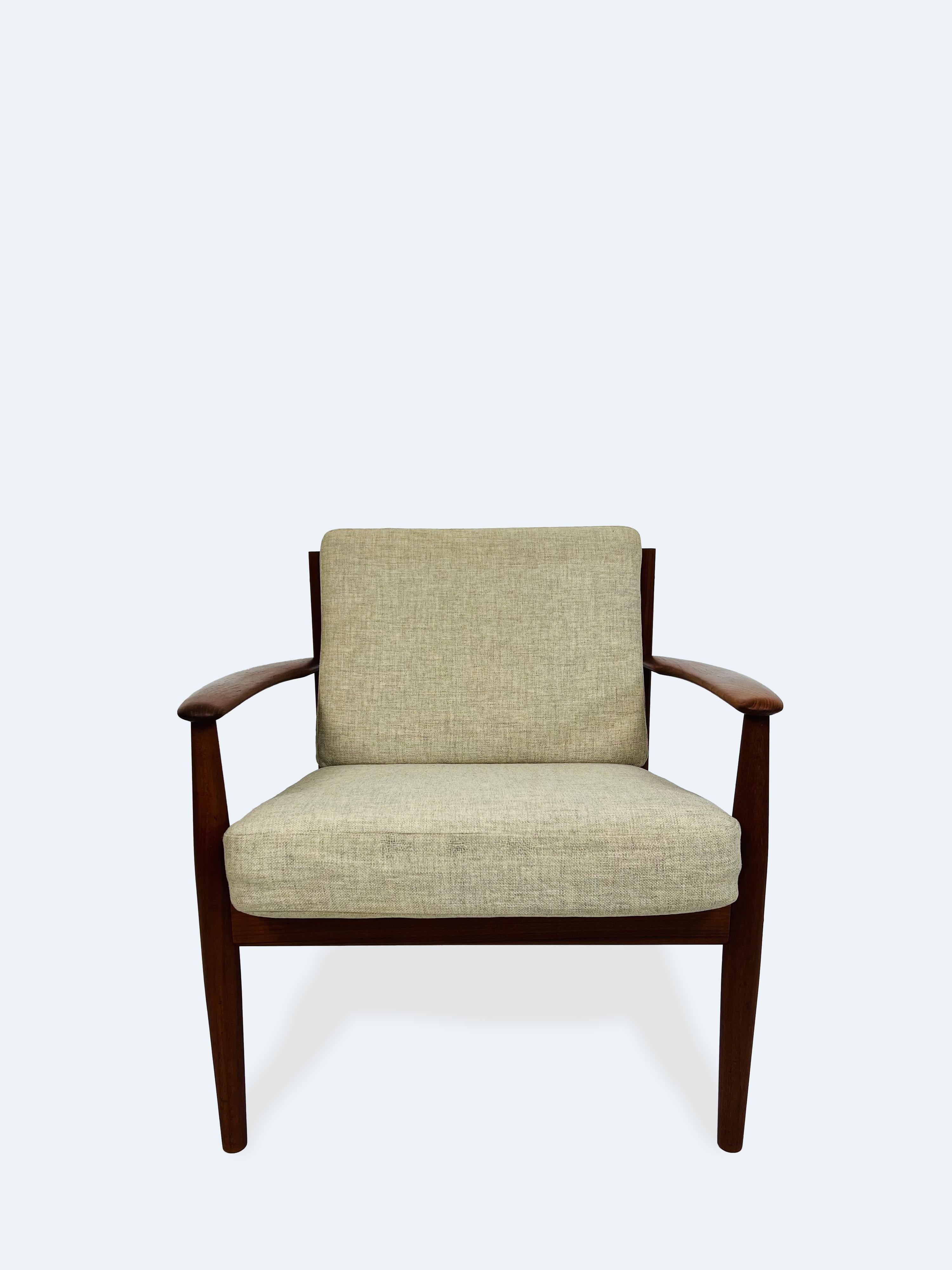 This lounge chair, model 118, designed by Grete Jalk for France & Son in the 1960s, stands as a timeless example of Scandinavian design at its finest. Jalk, renowned for her contributions to Danish modernism, crafted pieces that blend simplicity,