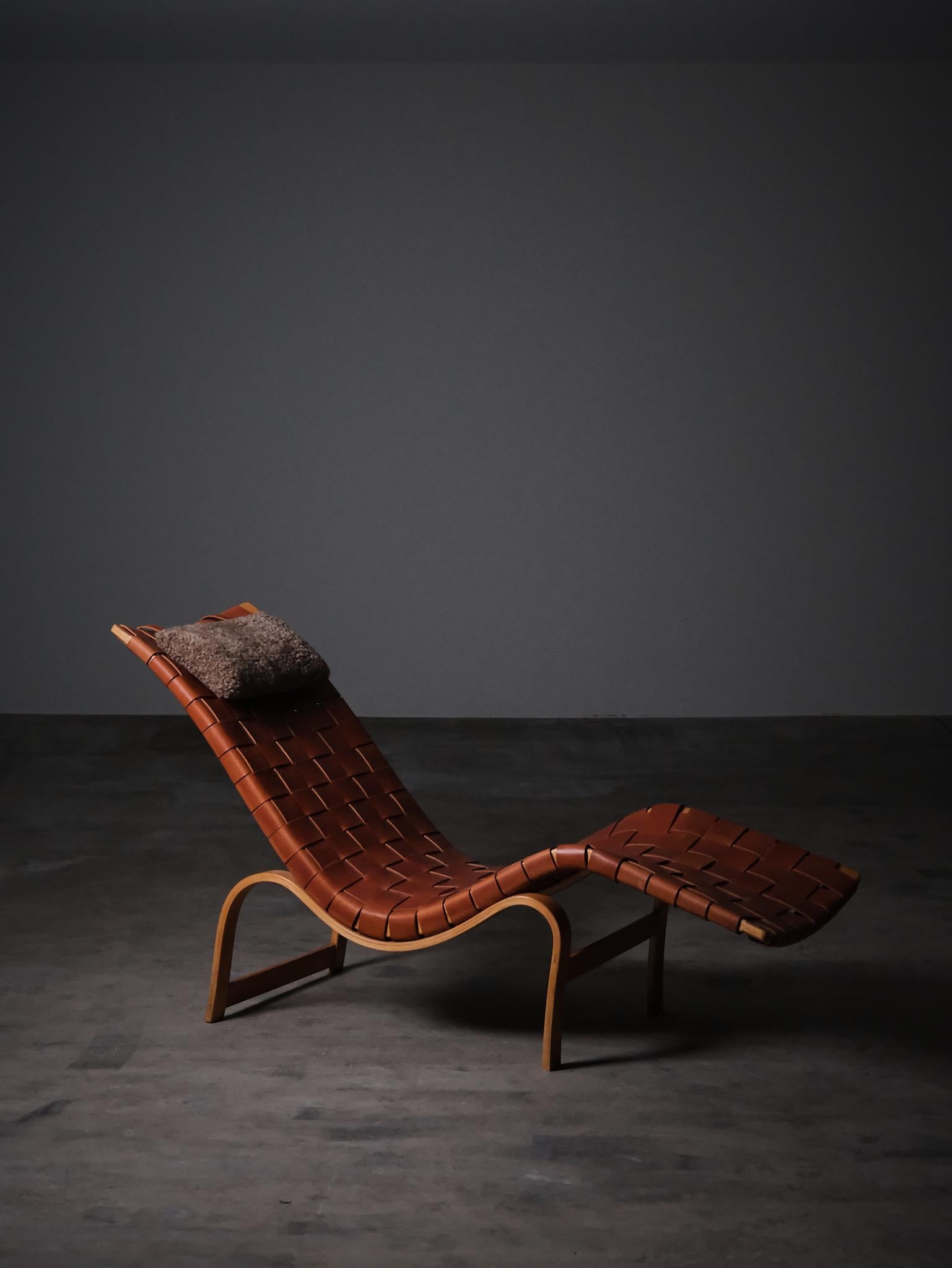 Un raro esempio di Model 36 di Bruno Mathsson, realizzato in faggio con una splendida seduta in pelle intrecciata e un morbido cuscino in pelle di pecora.

Prodotta da Firma Karl Mathsson a Värnamo, in Svezia, questa versione risale al 1941 -
