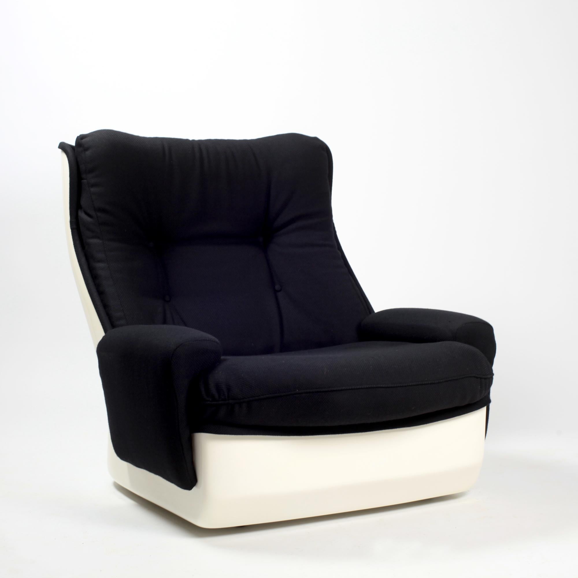 Large and very comfy lounge chair model 530 designed by Michel Cadestin and produced by Airbone France 1960s.
This armchair feature white lacquered fiberglass shell and original black upholstery in very good condition.
Stands on four