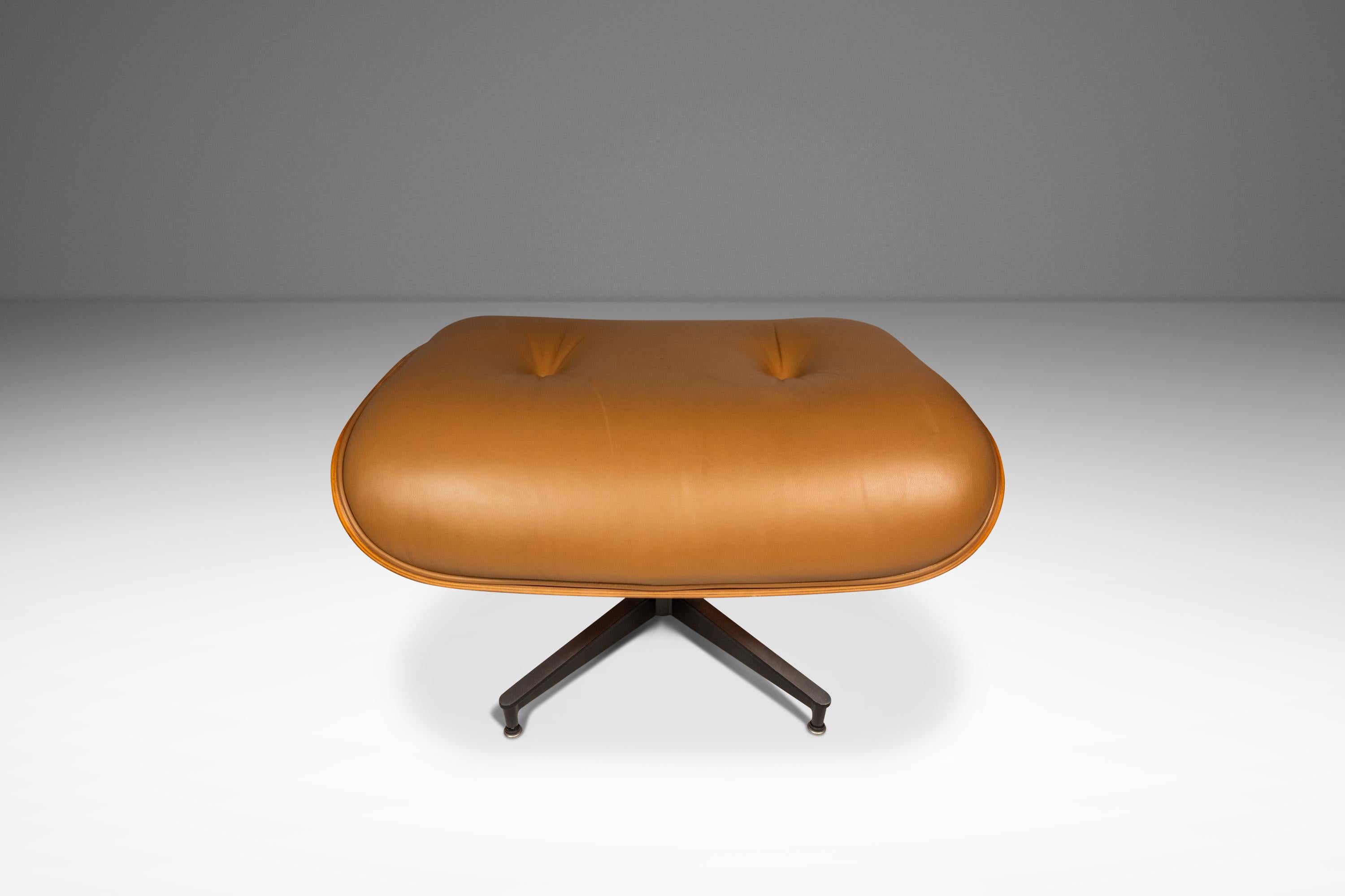 Lounge Chair Model 670 & Ottoman Model 671 by Herman Miller, USA, c. 2007 For Sale 4