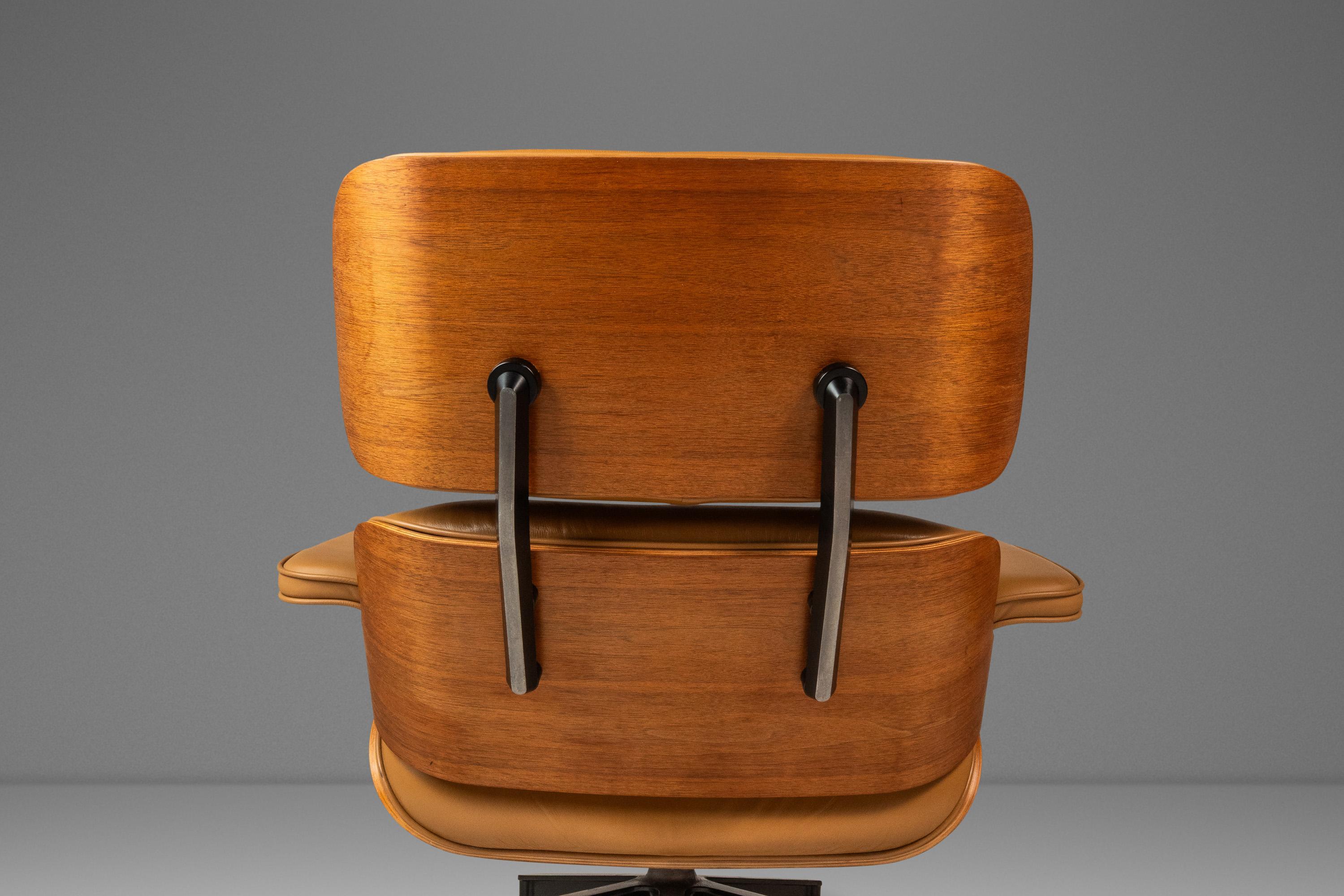 Lounge Chair Model 670 & Ottoman Model 671 by Herman Miller, USA, c. 2007 For Sale 9