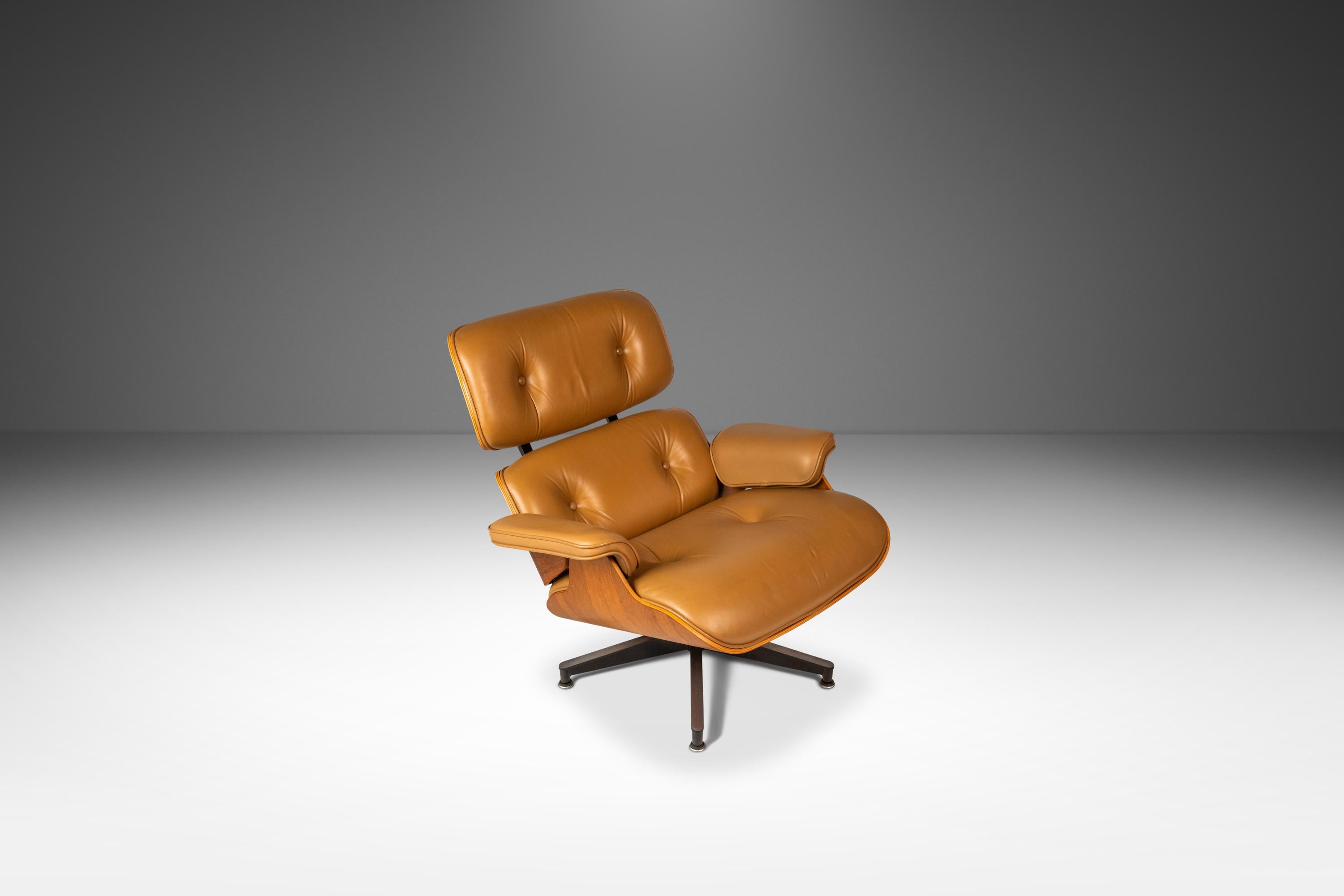 Mid-Century Modern Lounge Chair Model 670 & Ottoman Model 671 by Herman Miller, USA, c. 2007 For Sale