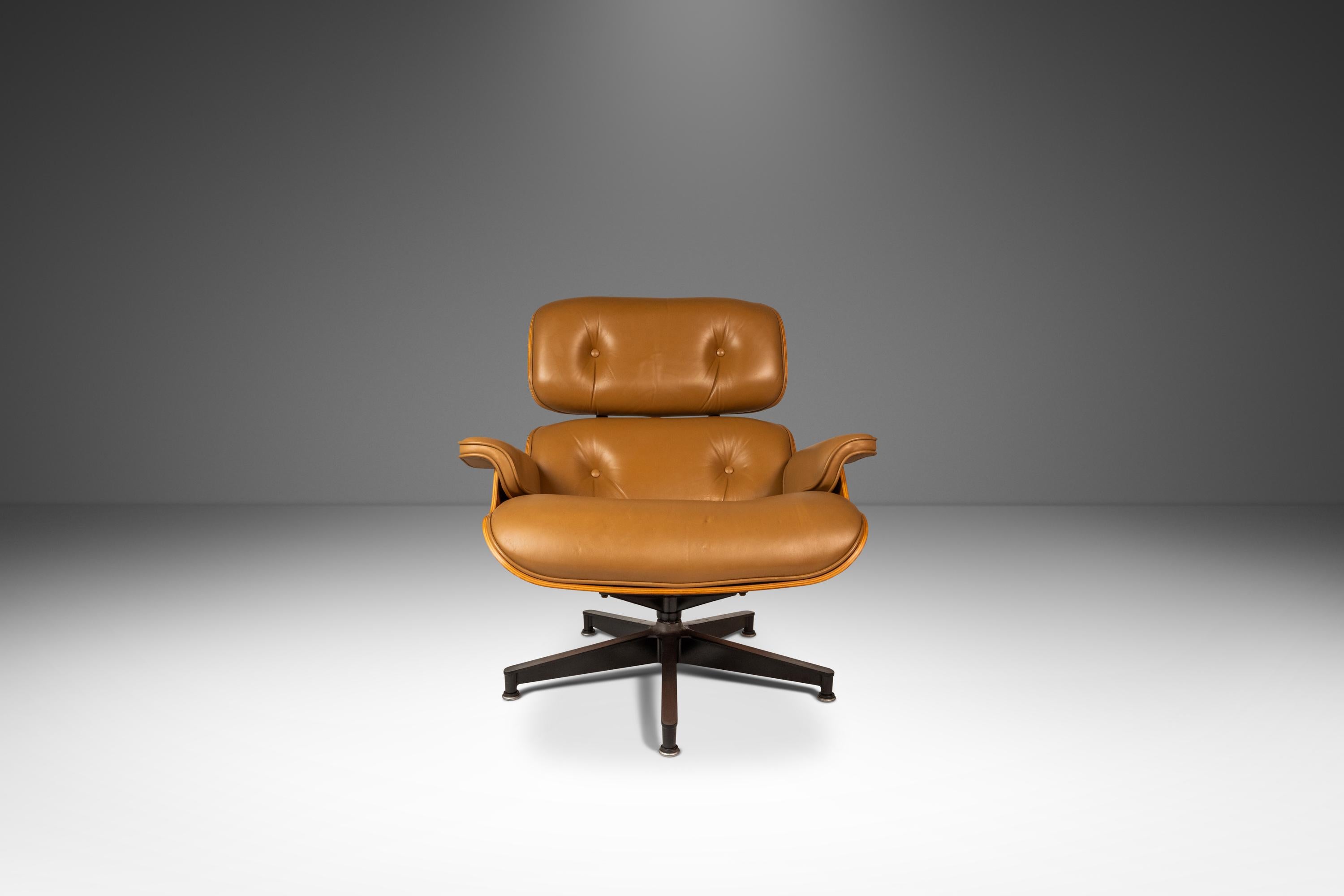 American Lounge Chair Model 670 & Ottoman Model 671 by Herman Miller, USA, c. 2007 For Sale