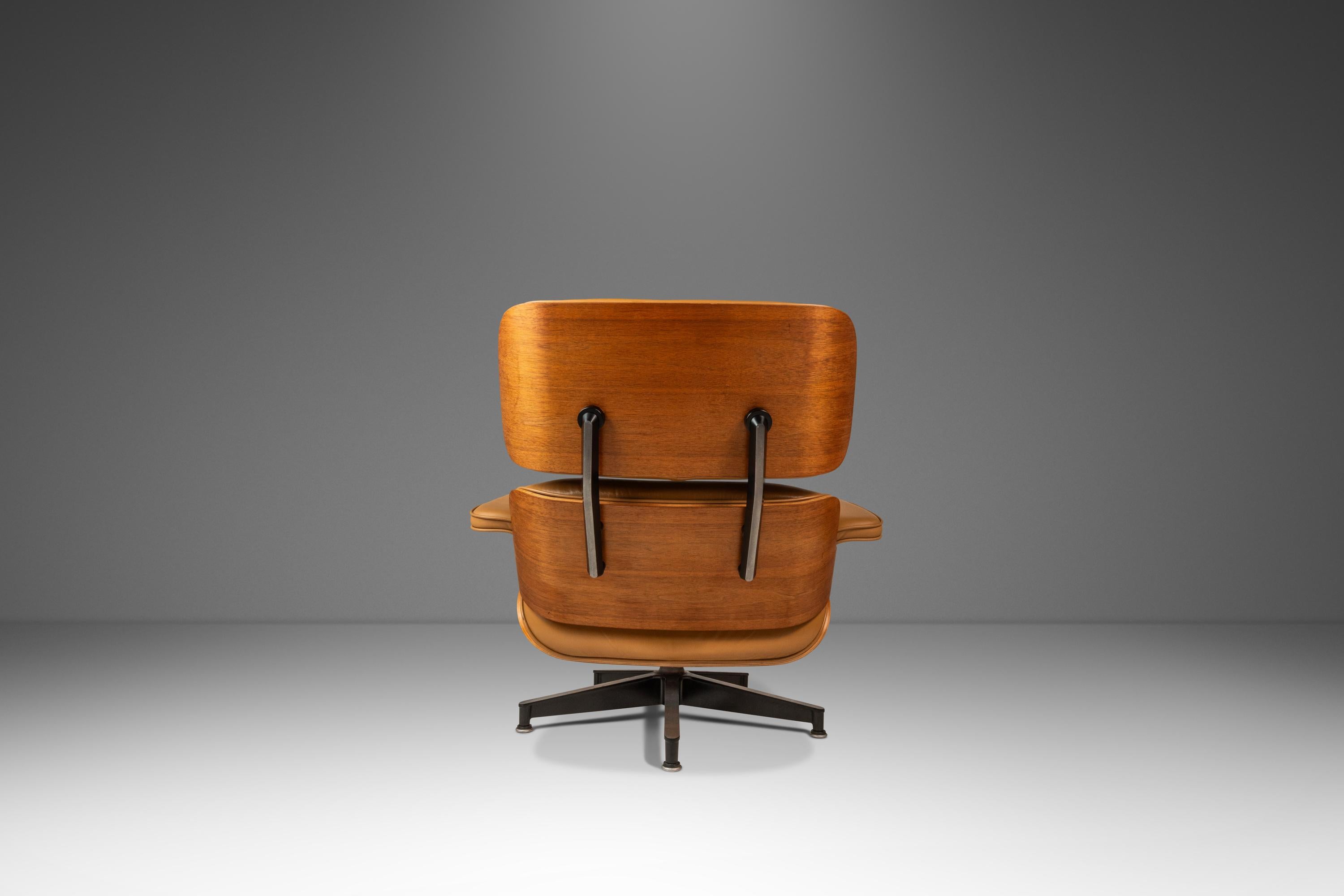 Contemporary Lounge Chair Model 670 & Ottoman Model 671 by Herman Miller, USA, c. 2007 For Sale