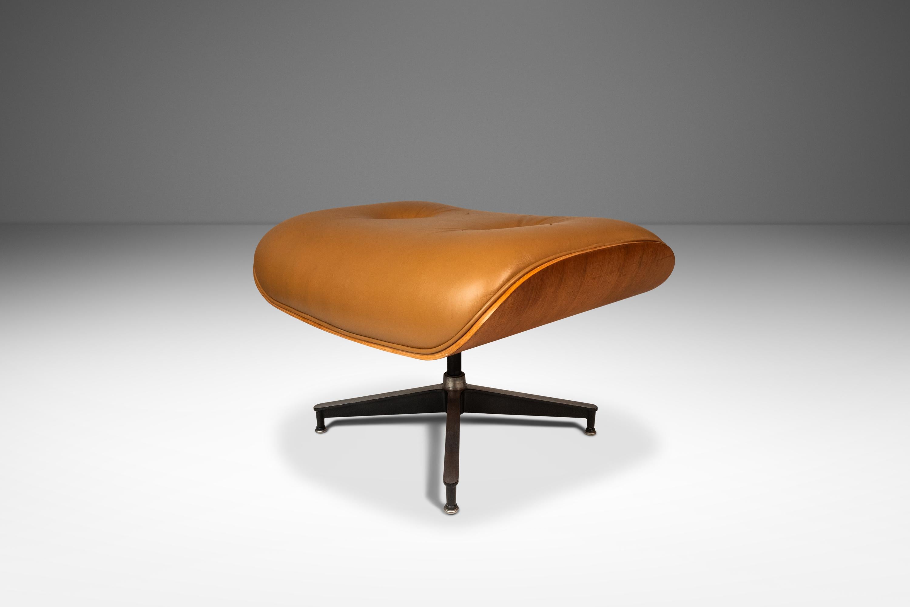 Lounge Chair Model 670 & Ottoman Model 671 by Herman Miller, USA, c. 2007 For Sale 2