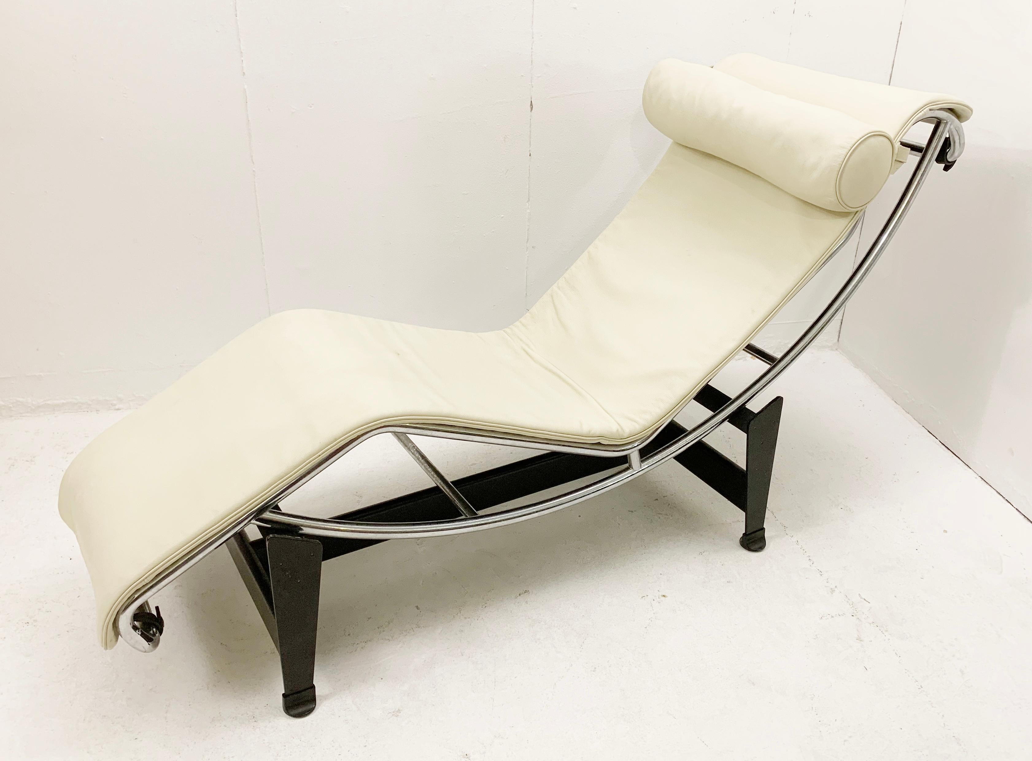 Lounge Chair Model LC4 by Charlotte Perriand, Le Corbusier and Pierre Jeanneret  In Good Condition In Brussels, BE