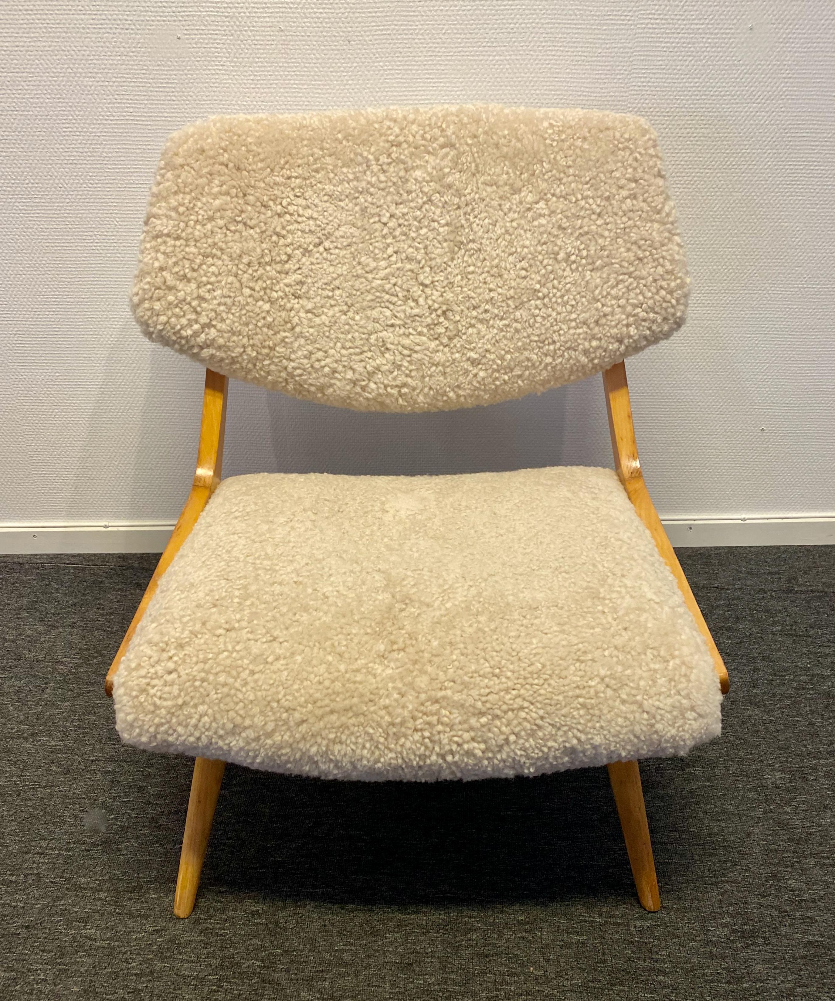 The Easy chair no 915 was designed by Svante Skogh in 1955 and manufactured by Hjertquist & Co. in Nässjö Sweden. It is extremely rare on the second hand market today. Extremely comfortable with an audacious design where the boomerang backrest