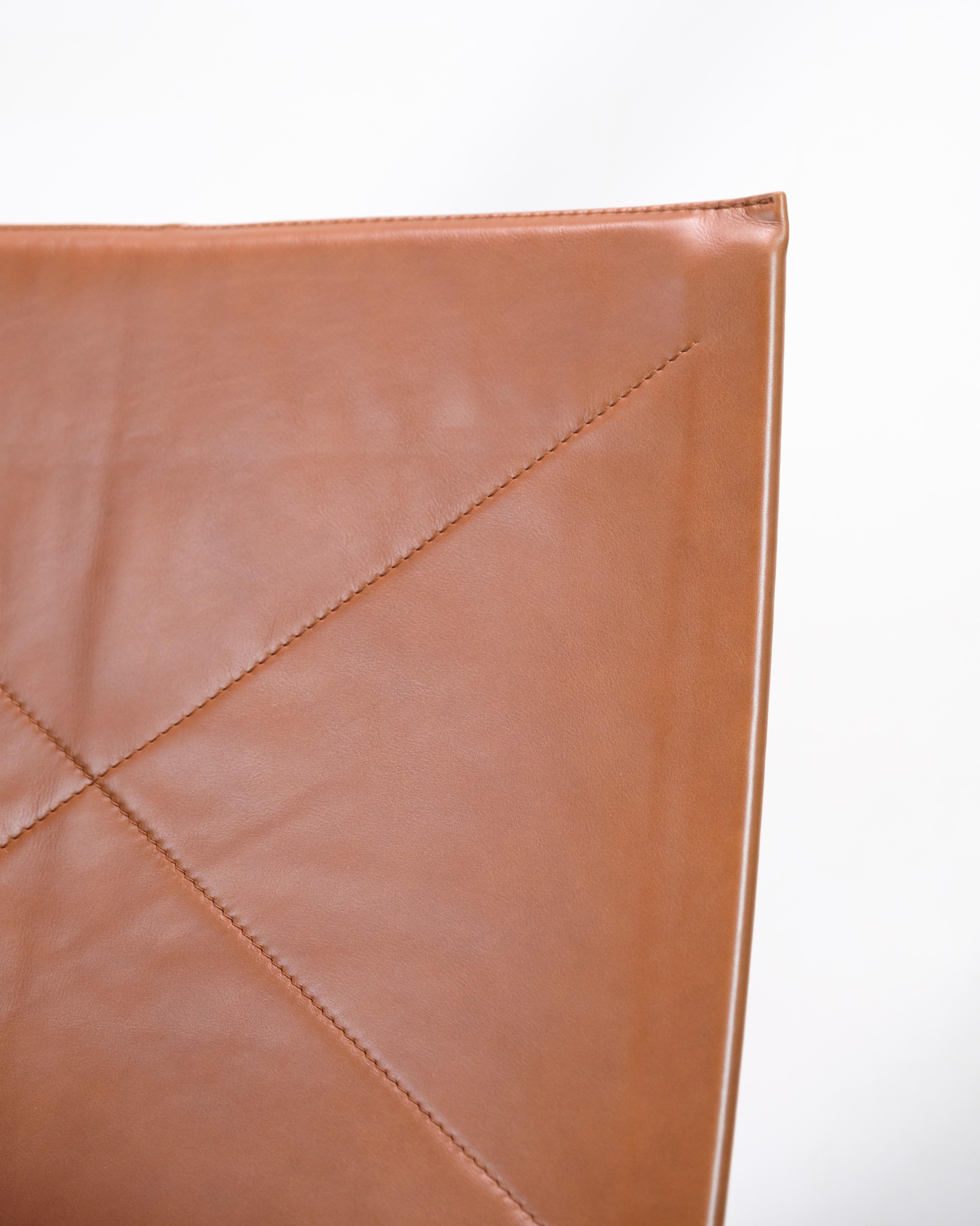 Der Sessel PK22, entworfen von Poul Kjærholm im Jahr 1956 und hergestellt von Fritz Hansen. Dieser ikonische Stuhl ist mit exklusivem Walnuss-Eleg-Leder von höchster Qualität gepolstert, das sowohl Komfort als auch Stil garantiert. Das Gestell des