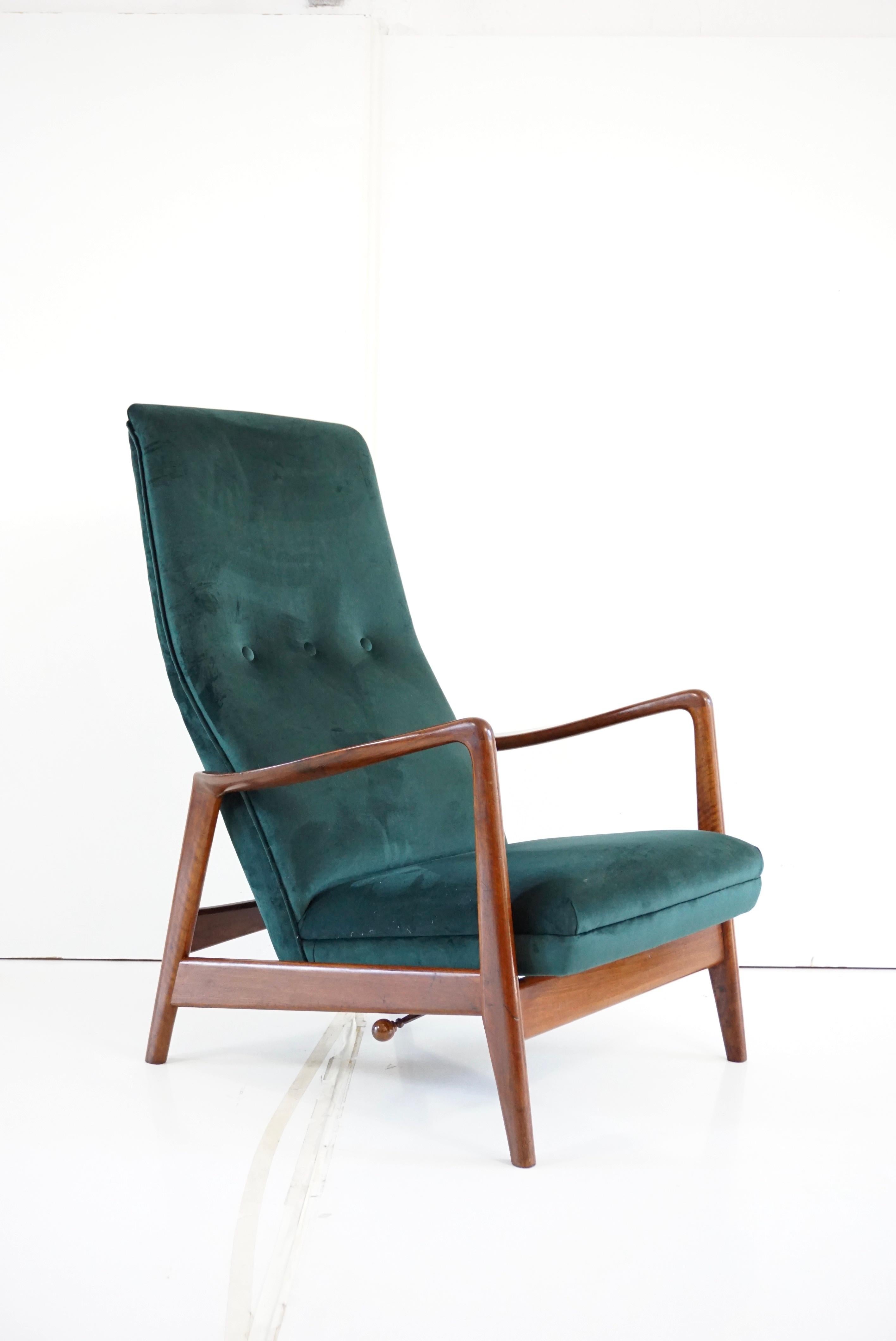 Luonge chair model n. 829 produced by Cassina in 1960.
this model was selected by GIO PONTI for the furniture of the Hotel Parco dei Principi in Sorrento in 1960.
adjustable lounge chair ,totally reupholstered in 