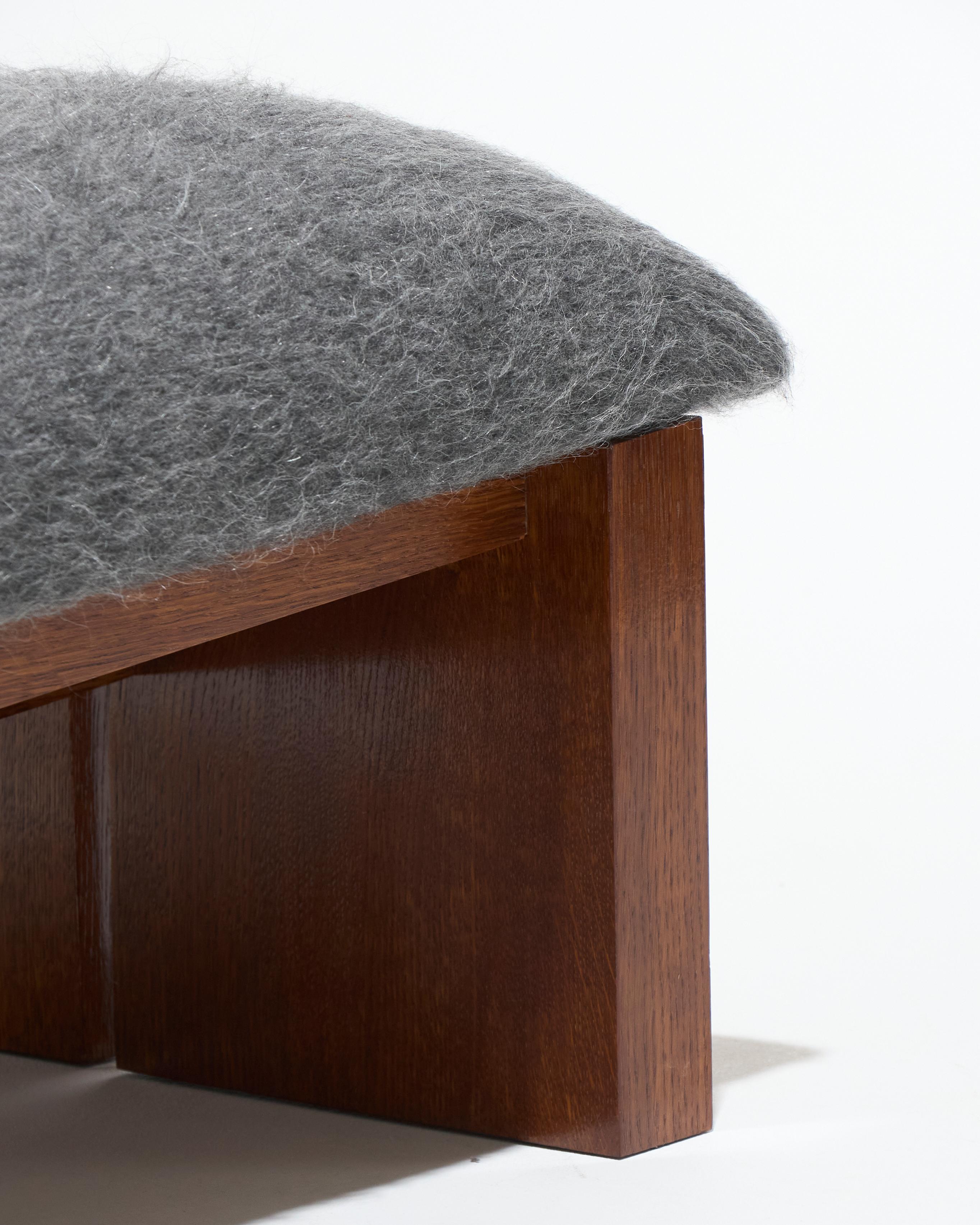 Sessel Nr. 1 aus gebeizter und lackierter Eiche von L'Établissement, einer Werkstatt für Design und Handwerk.
Sitz und Rückenlehne gepolstert mit einer Mischung aus Wolle, Mohair und Alpaka von La Maison Pierre Frey.