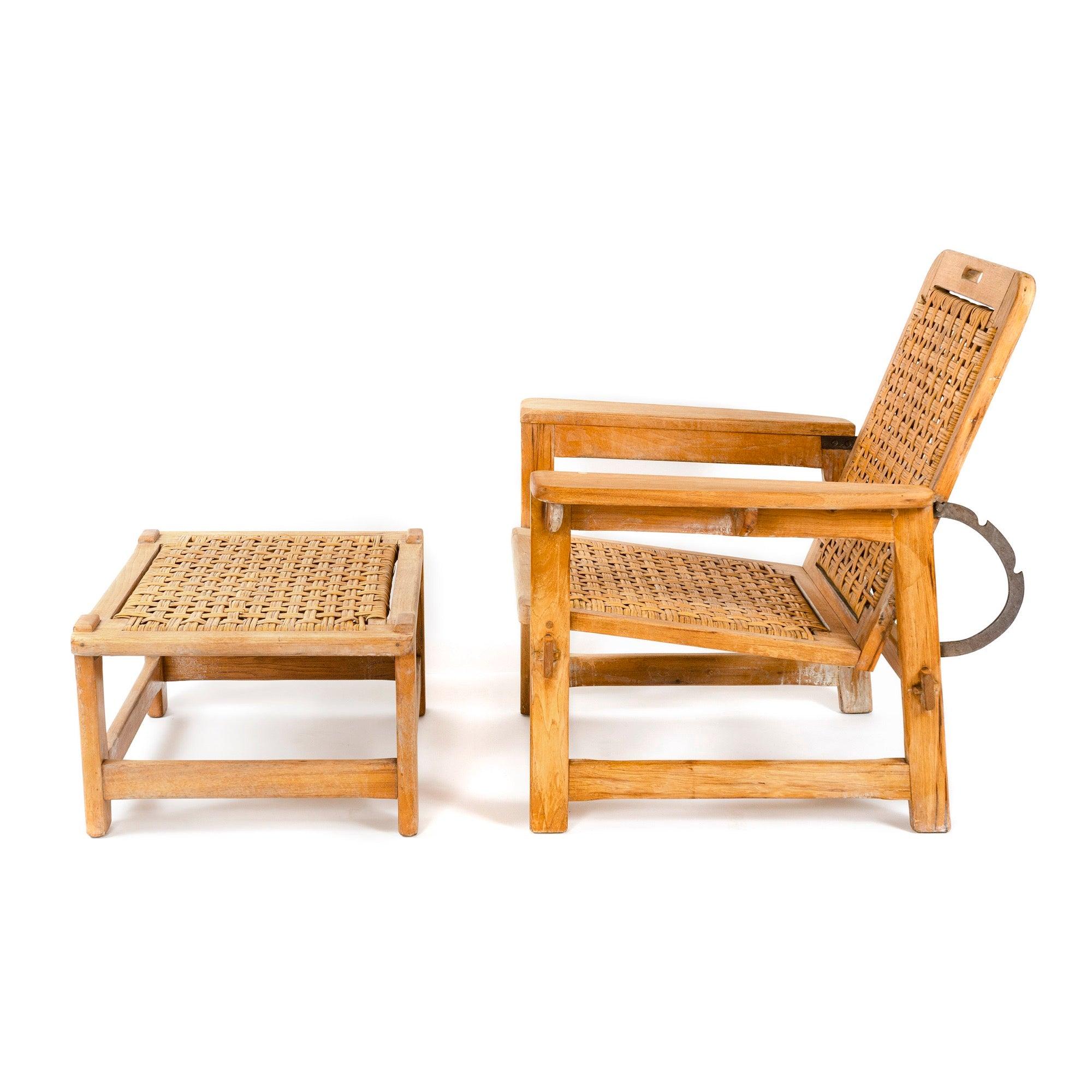 Chaise longue inclinable et ottoman assorti en châtaignier du groupe 