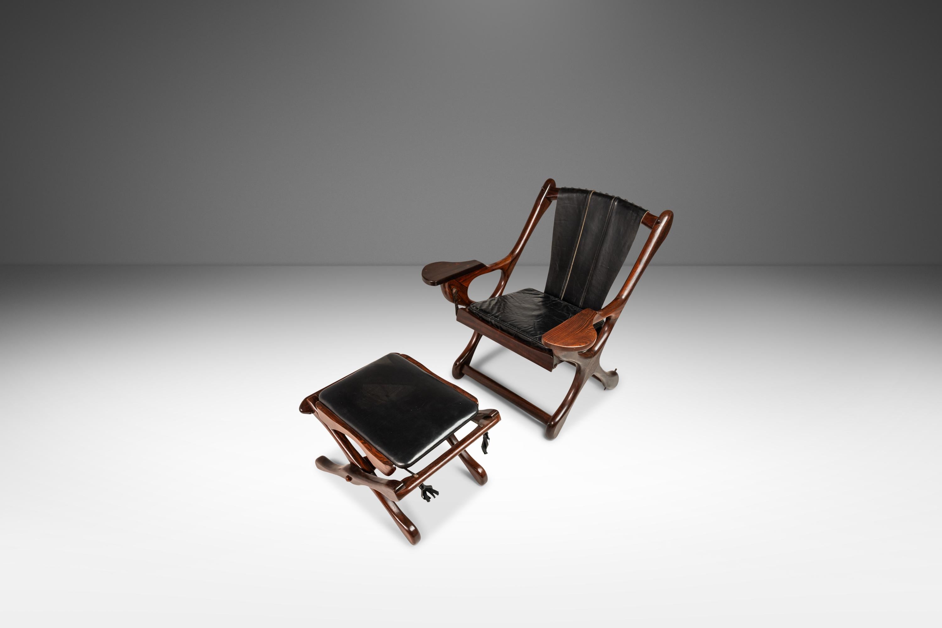 Sedia da salotto e pouf in pelle di stile Mid-Century Modern disegnata da Don Shoemaker in legno massiccio di cocobolo e prodotta da Senal S.A., Messico. Questo set scultoreo è caratterizzato da venature fluide del palissandro e da un'unione di