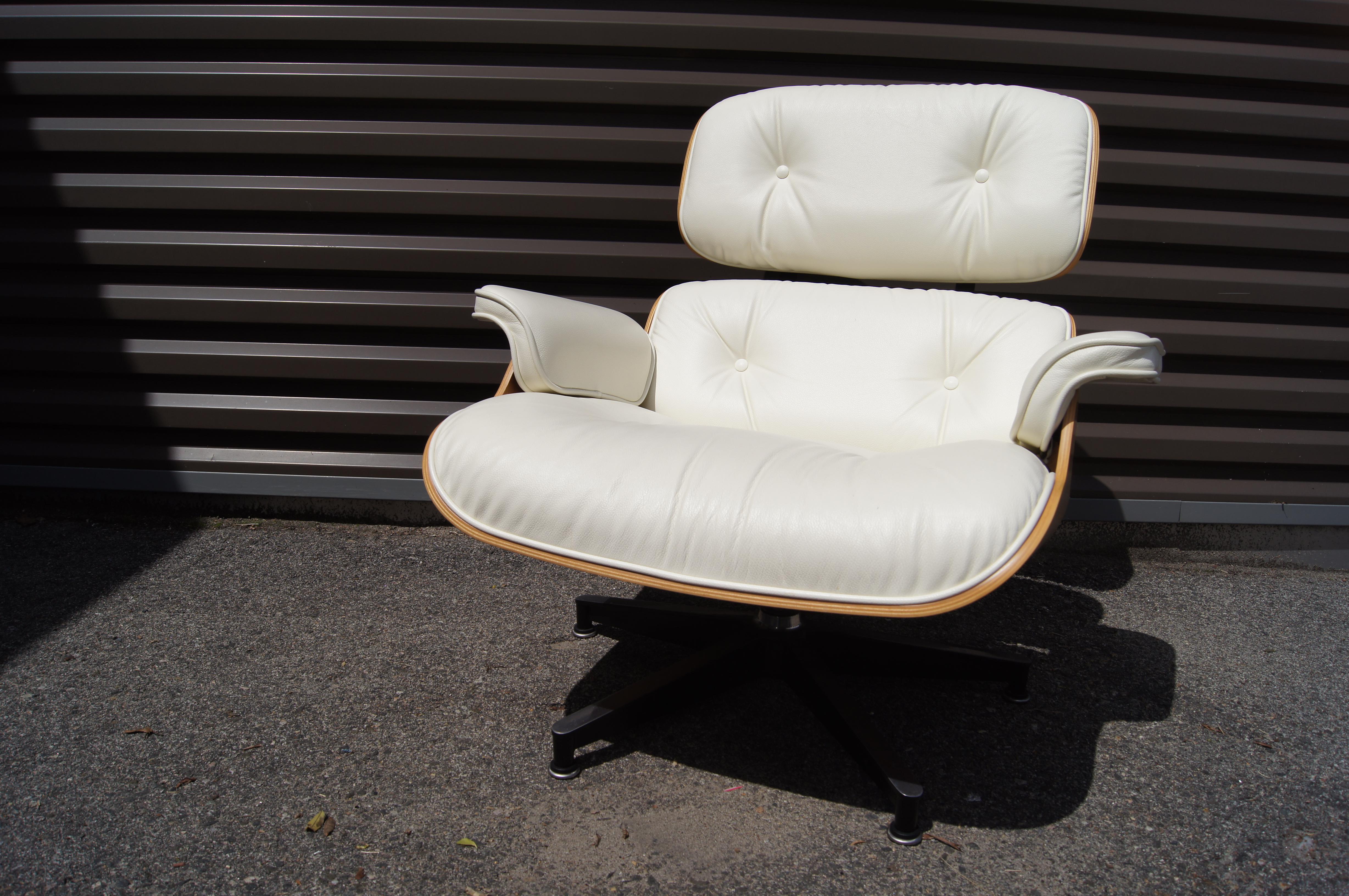 Lounge Chair & Ottoman, Model 670/671, by Charles & Ray Eames for Herman Miller In Good Condition In Dorchester, MA