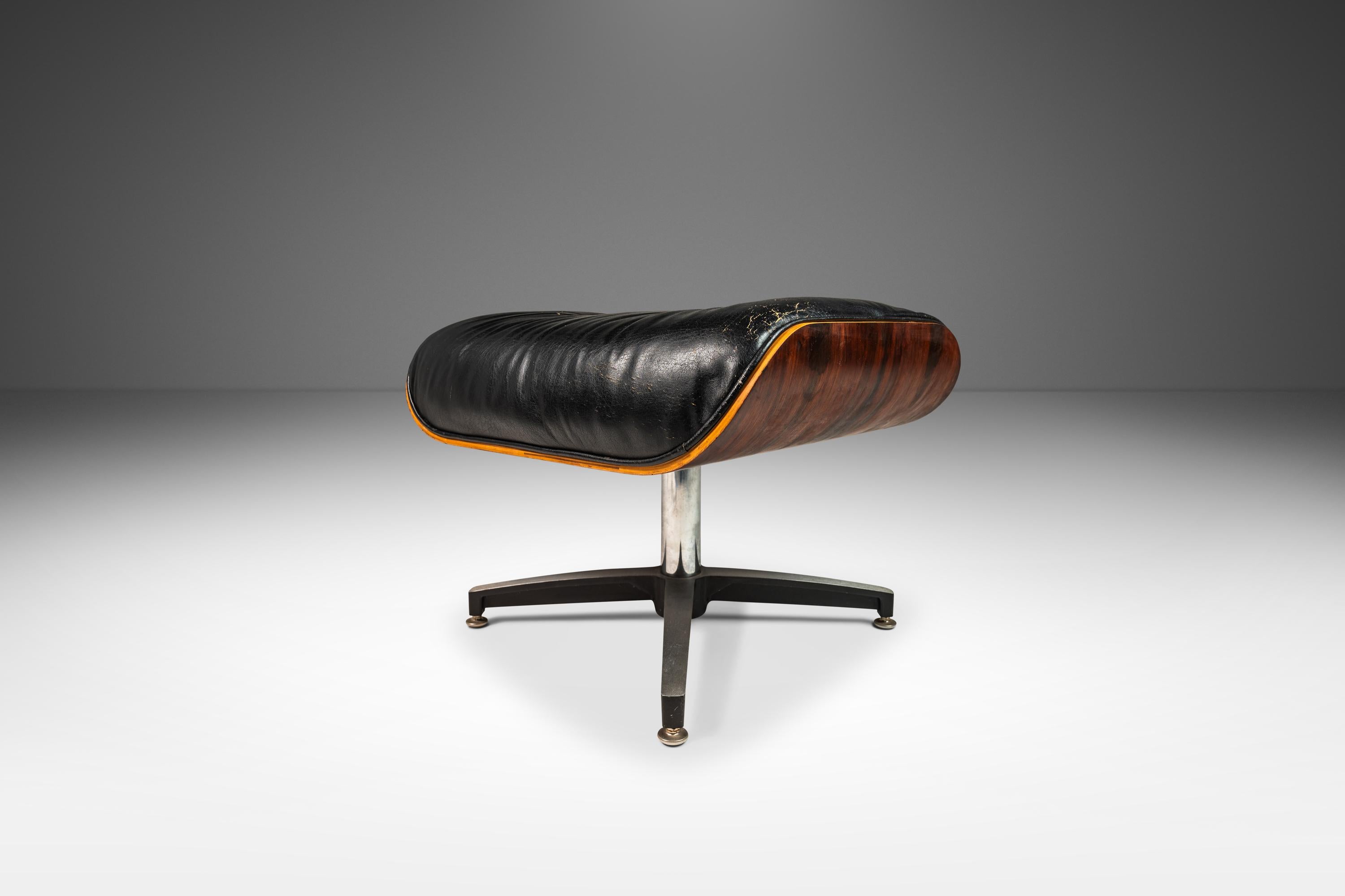 Lounge Chair & Ottoman Set After Charles & Ray Eames in Rosewood, USA, c. 1970's For Sale 4