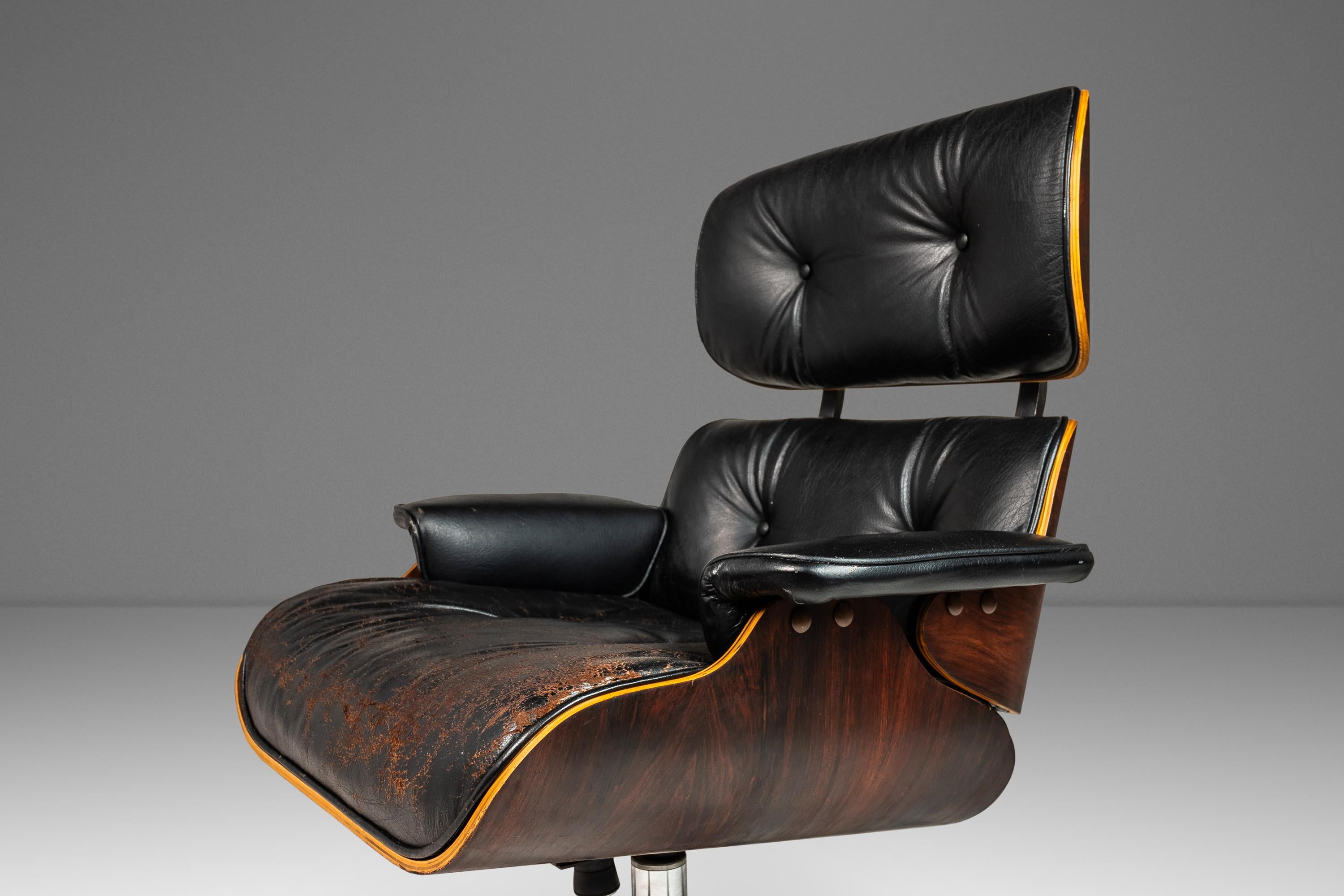 Lounge Chair & Ottoman Set After Charles & Ray Eames in Rosewood, USA, c. 1970's For Sale 6