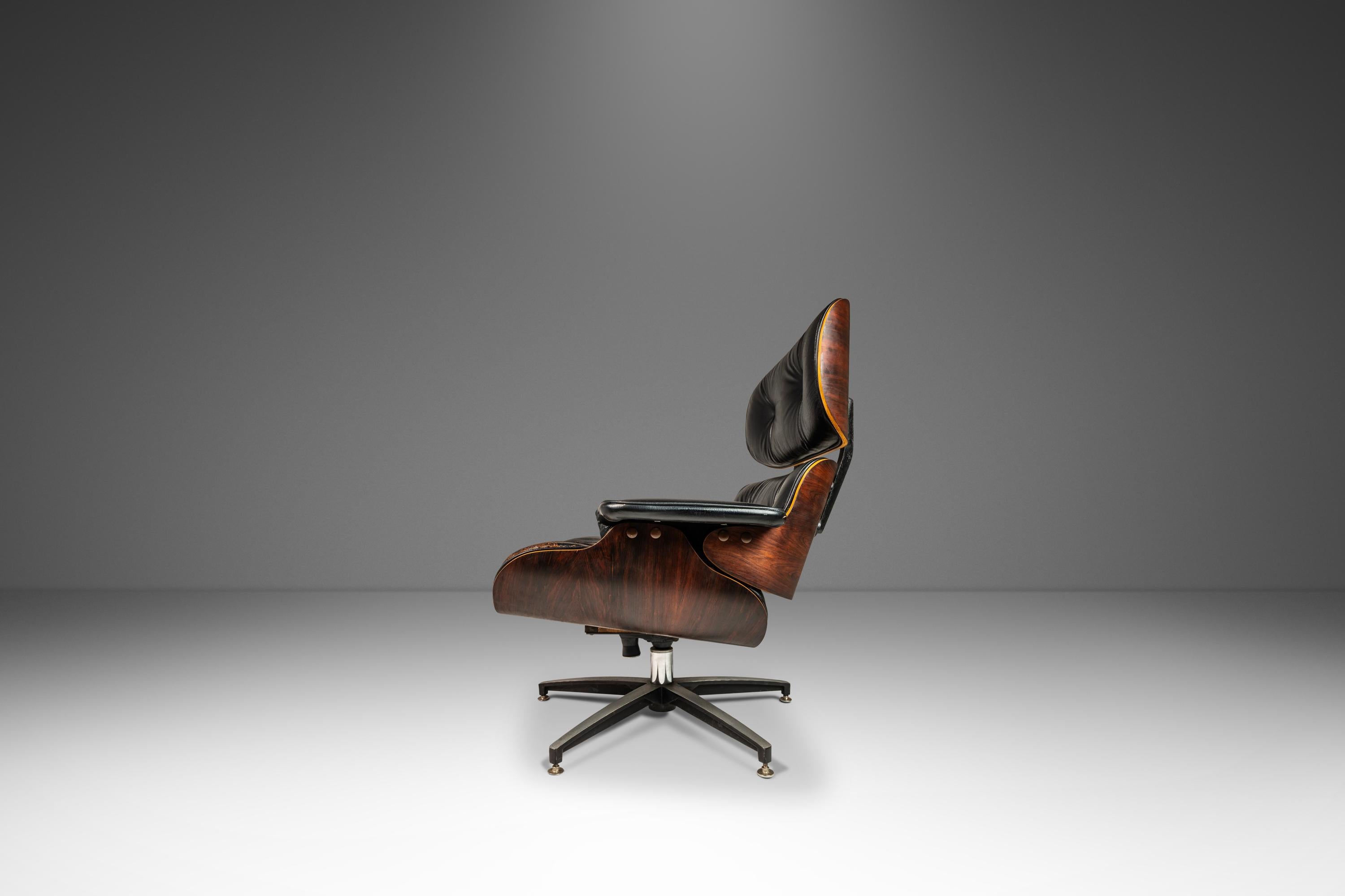 American Lounge Chair & Ottoman Set After Charles & Ray Eames in Rosewood, USA, c. 1970's For Sale