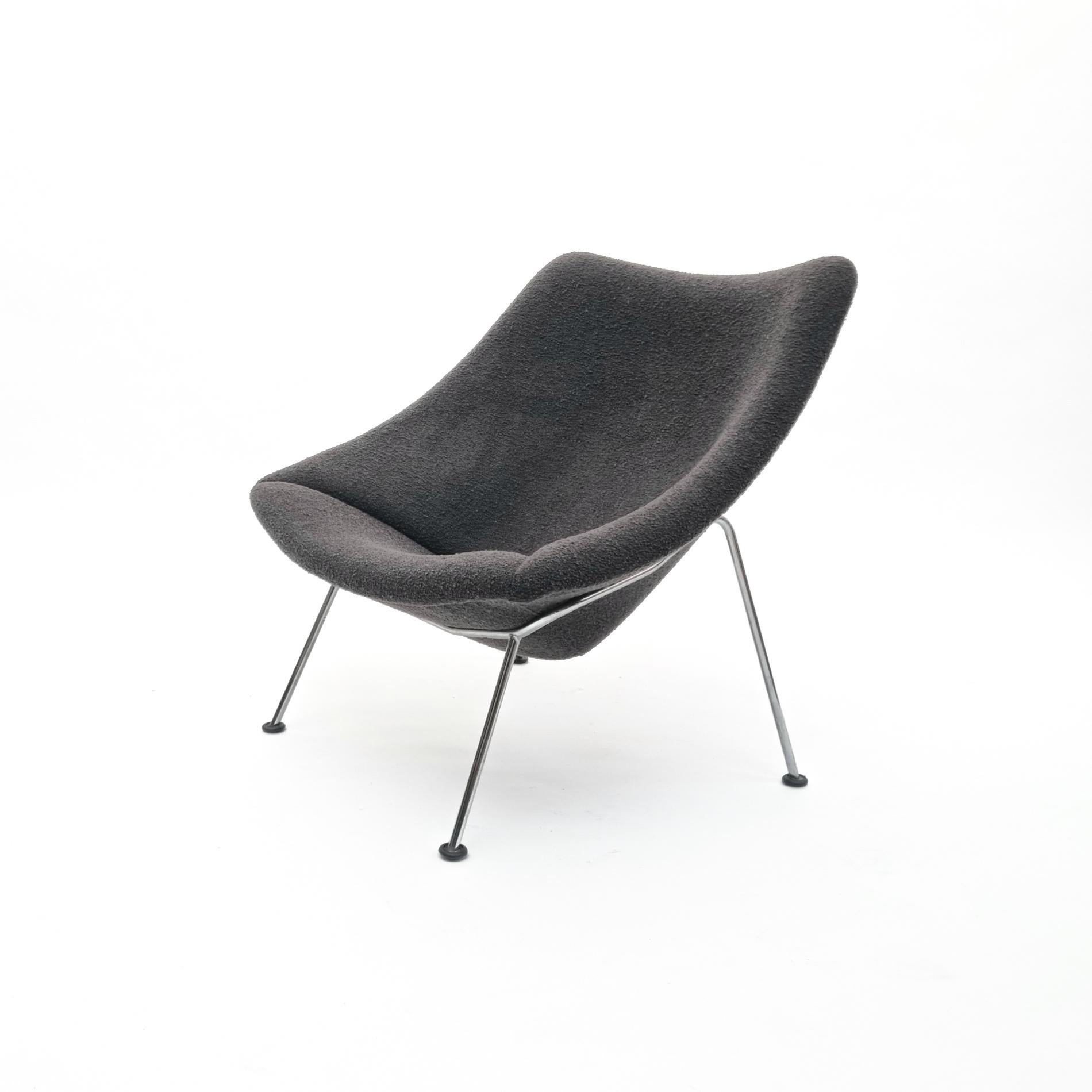 Oyster lounge chair by Pierre Paulin for Artifort. Shell covered with foam and upholstered in a dark grey De Ploeg fabric. Base made of nickel-plated steel rods. Original condition! Fits perfectly in a contemporary interior.