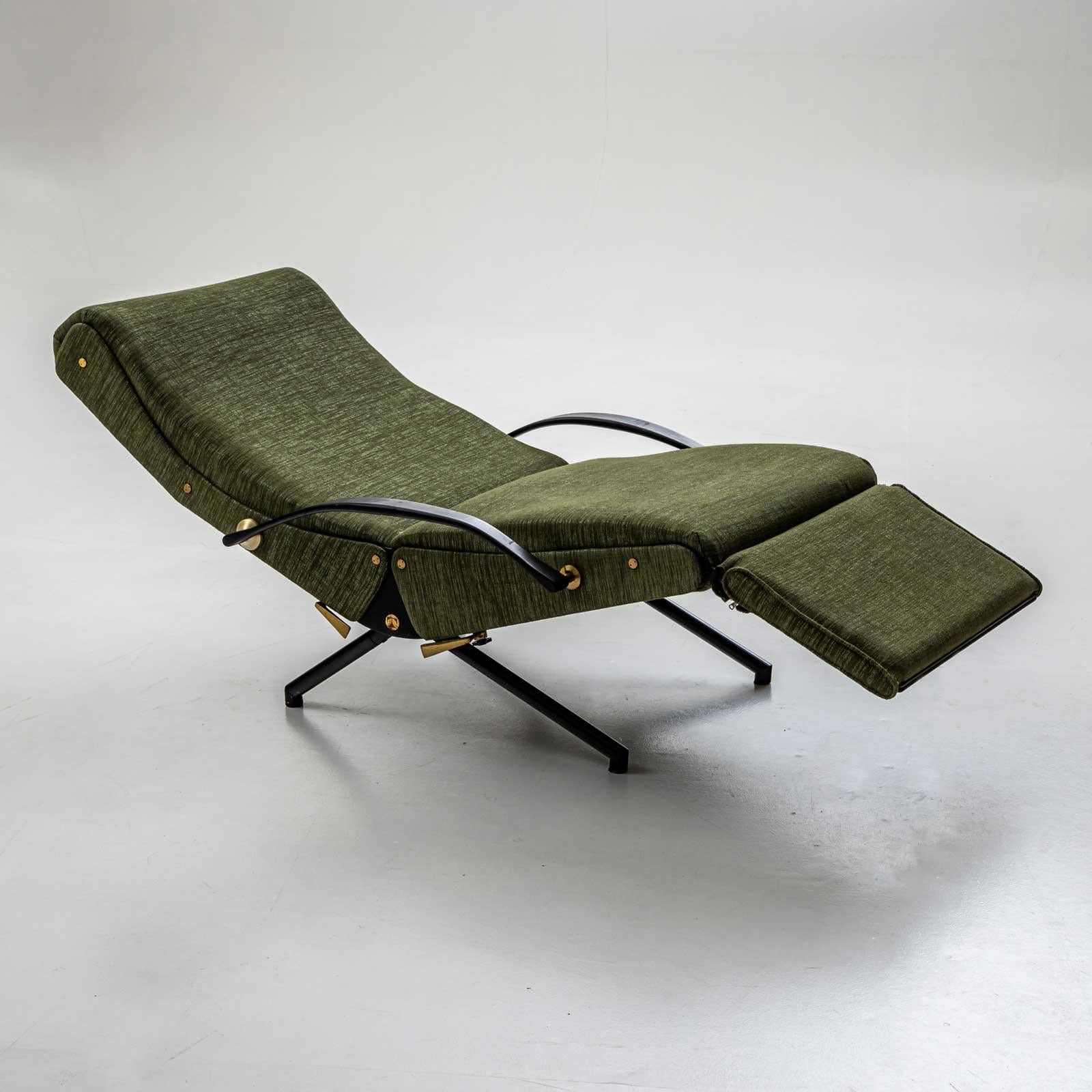 P40 lounge chair by Osvaldo Borsani for Tecno with dark green cover and black iron frame. This design classic offers different reclining positions and has been reupholstered. Emblem of the company Tecno on the side.

Designed by Osvaldo Borsani in